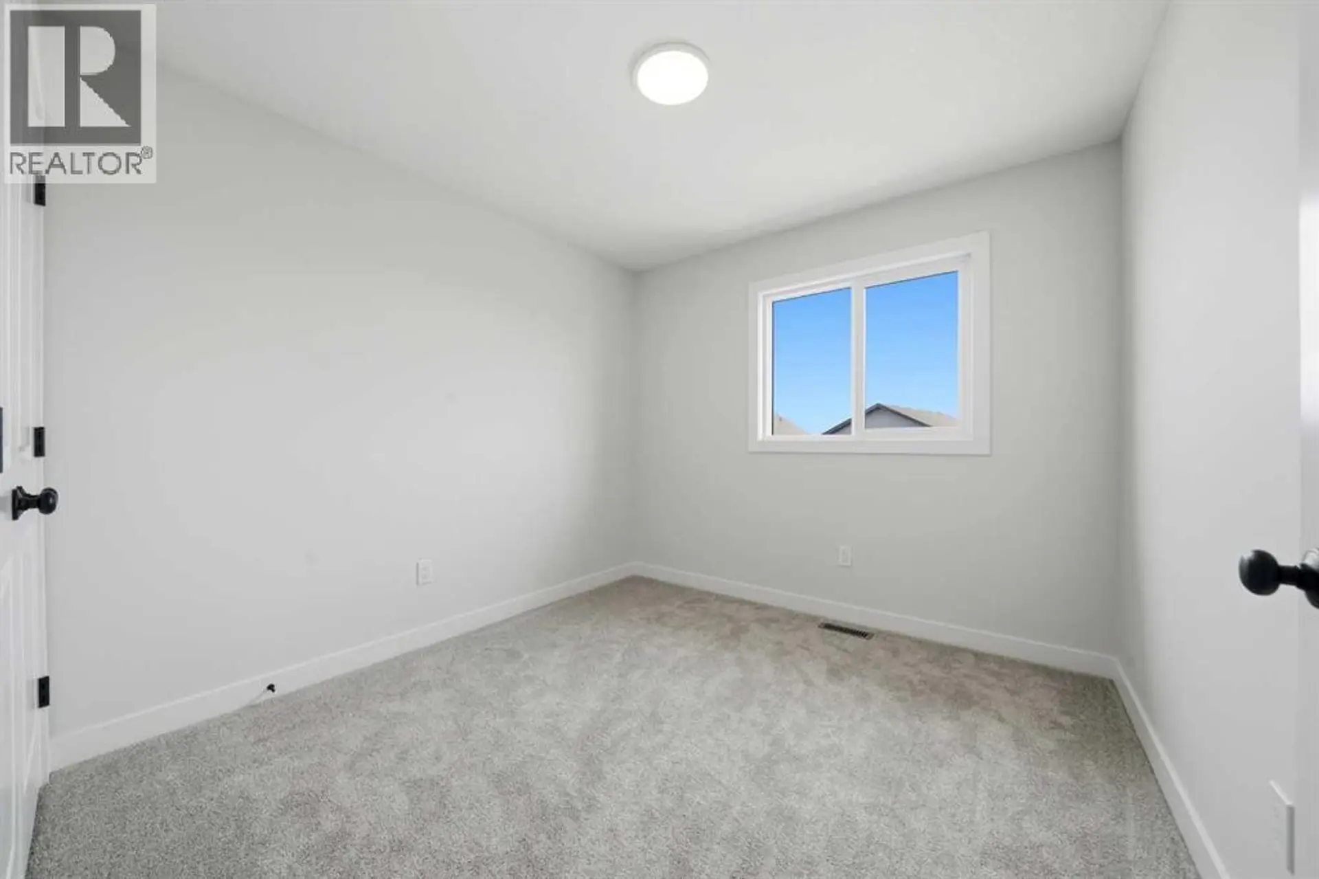 77 Pinnacle Close - Image 13
