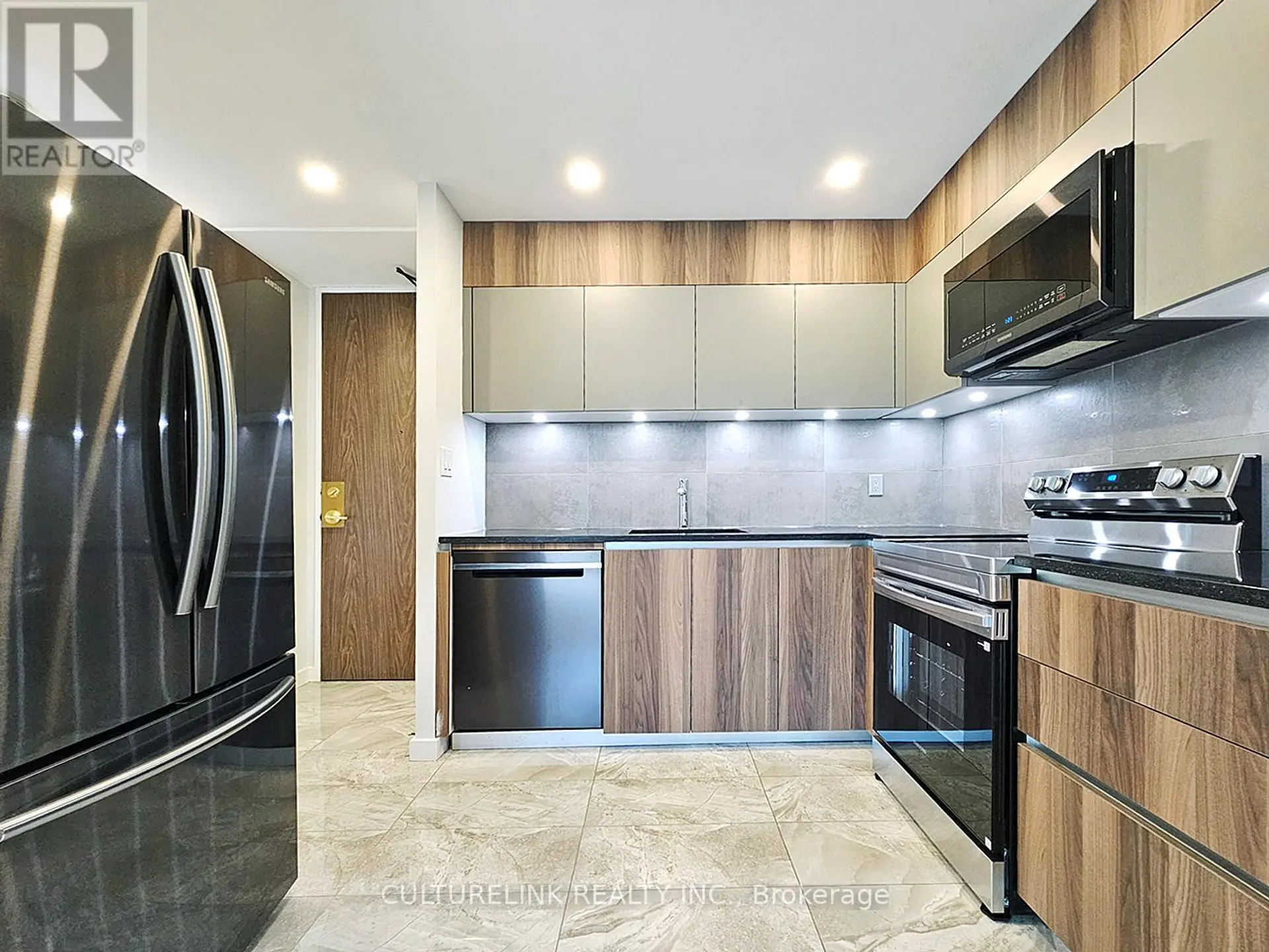 #1019 33 HARBOUR SQUARE - Image 3