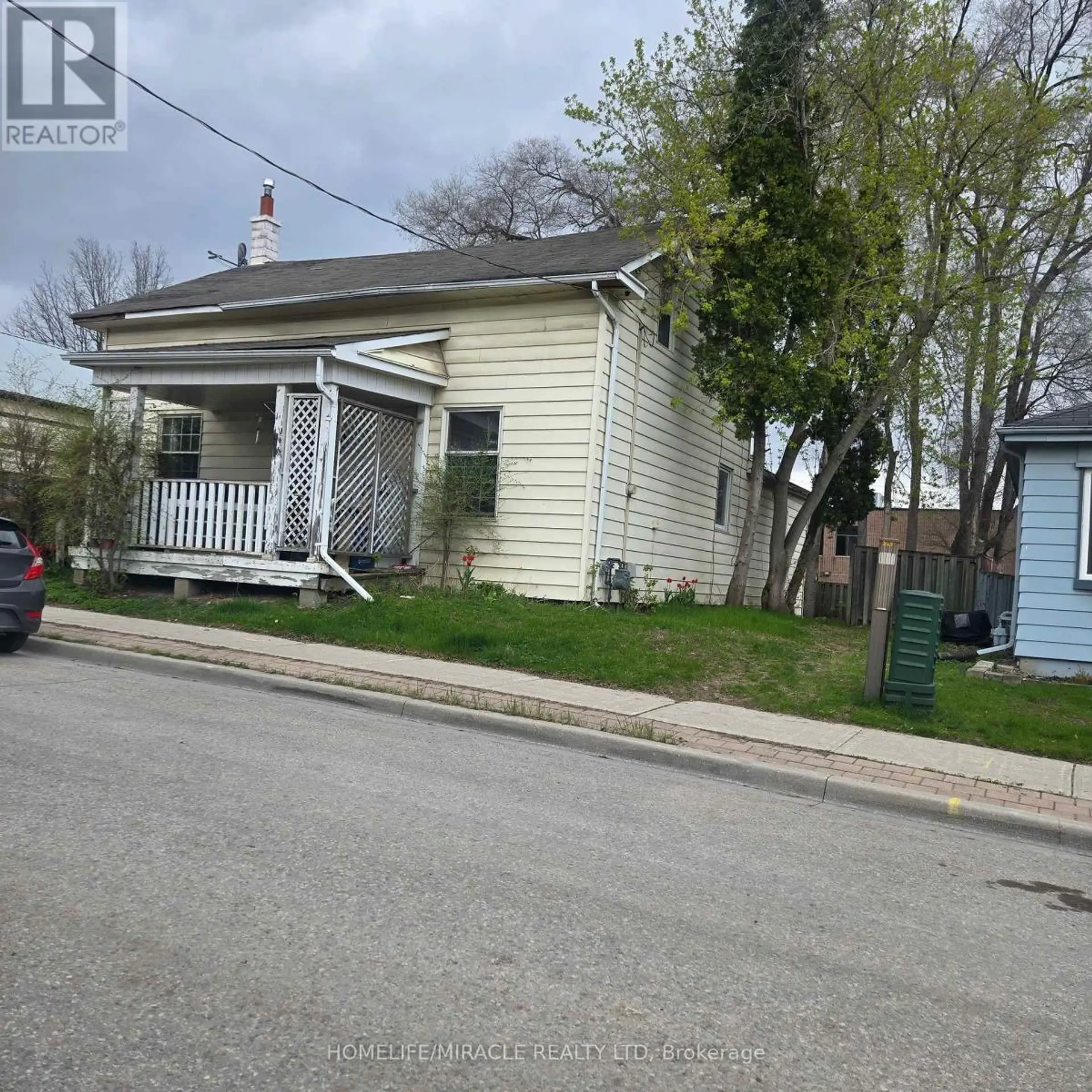 451 SIMCOE STREET