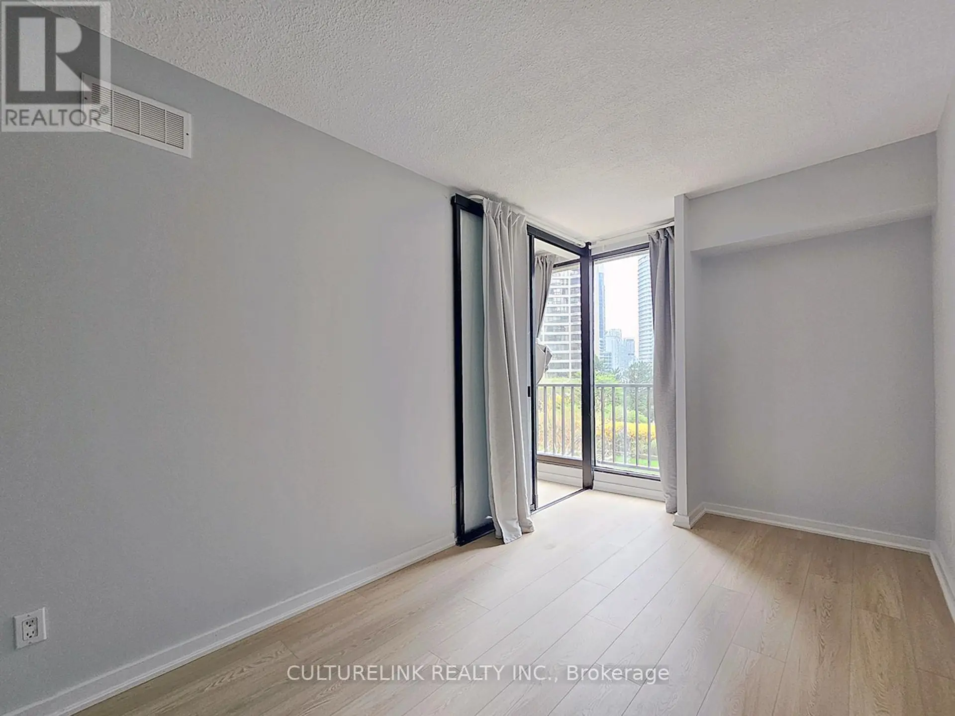 #1019 33 HARBOUR SQUARE - Image 11