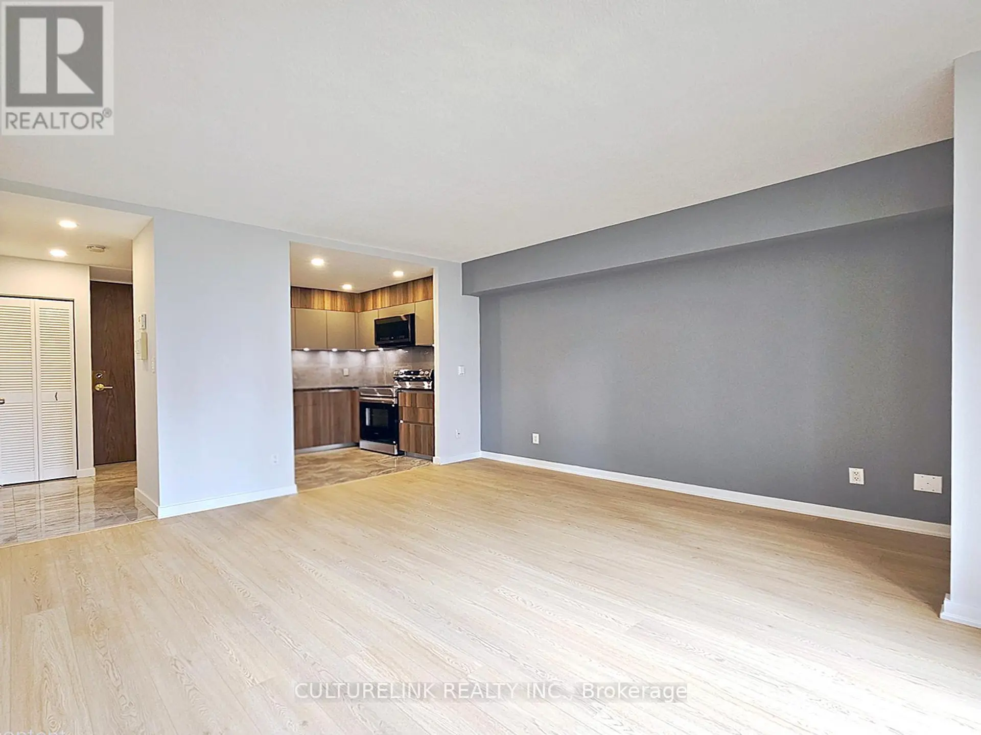 #1019 33 HARBOUR SQUARE - Image 8