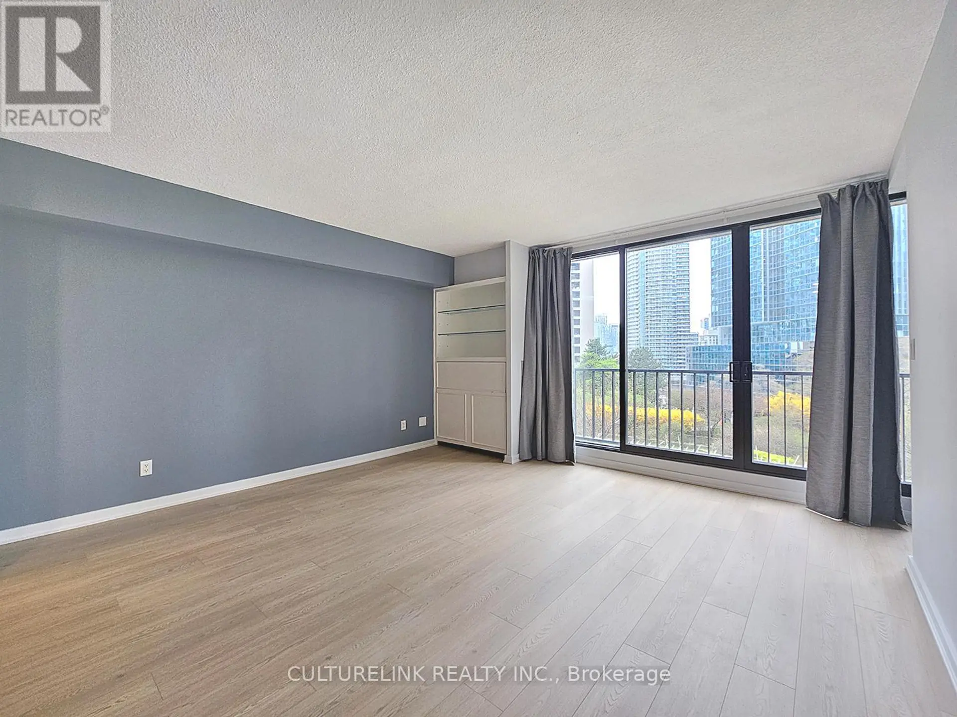 #1019 33 HARBOUR SQUARE - Image 7