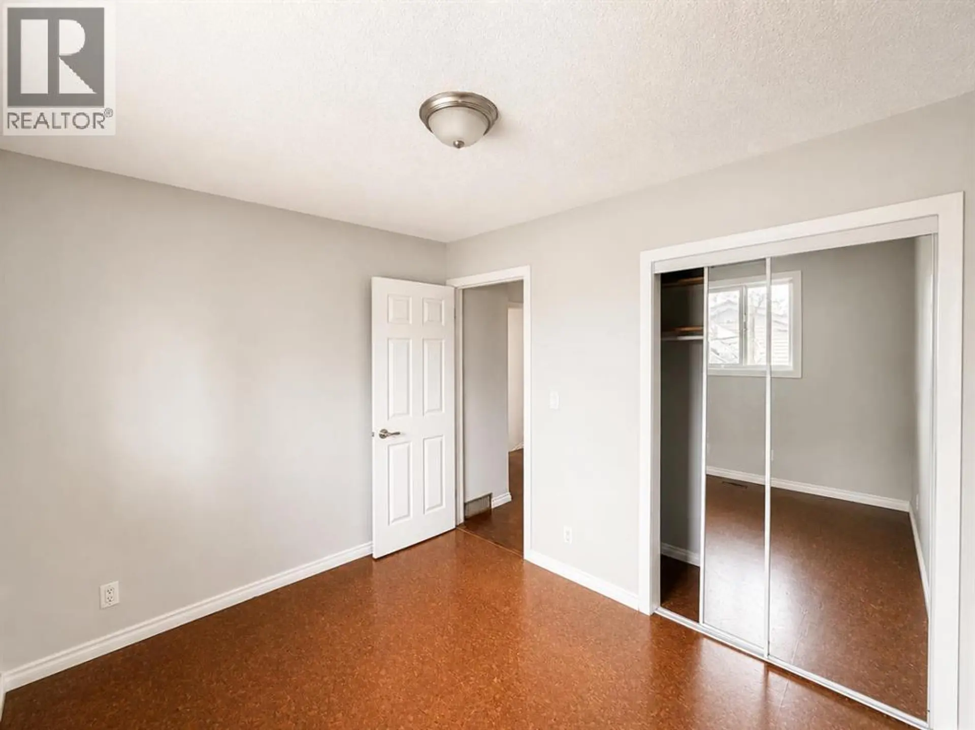 422 40 Street NE - Image 9