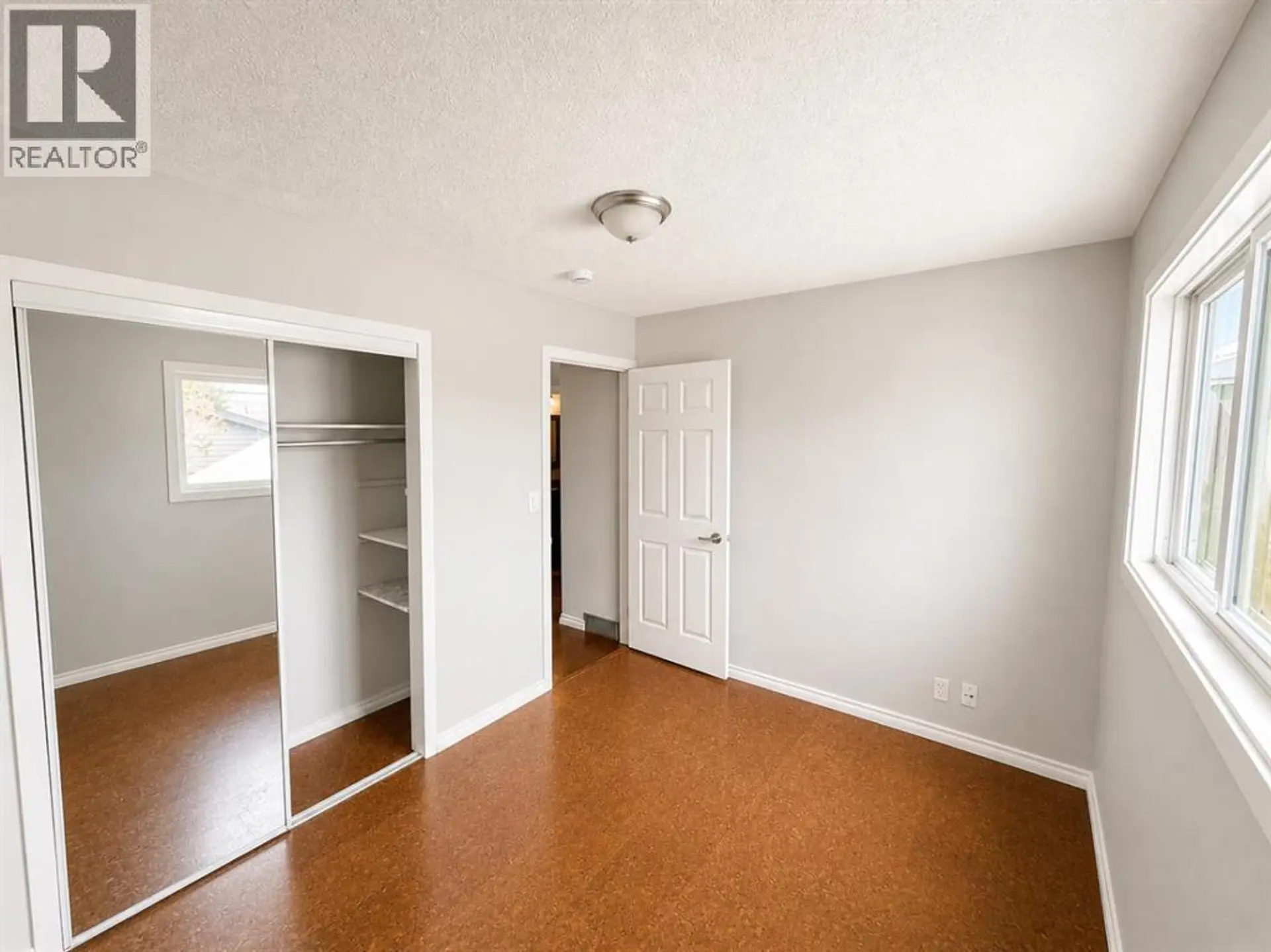 422 40 Street NE - Image 8