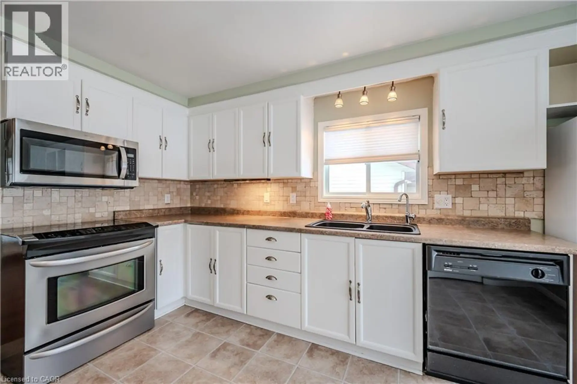 3 ROLLING BROOK Lane - Image 3