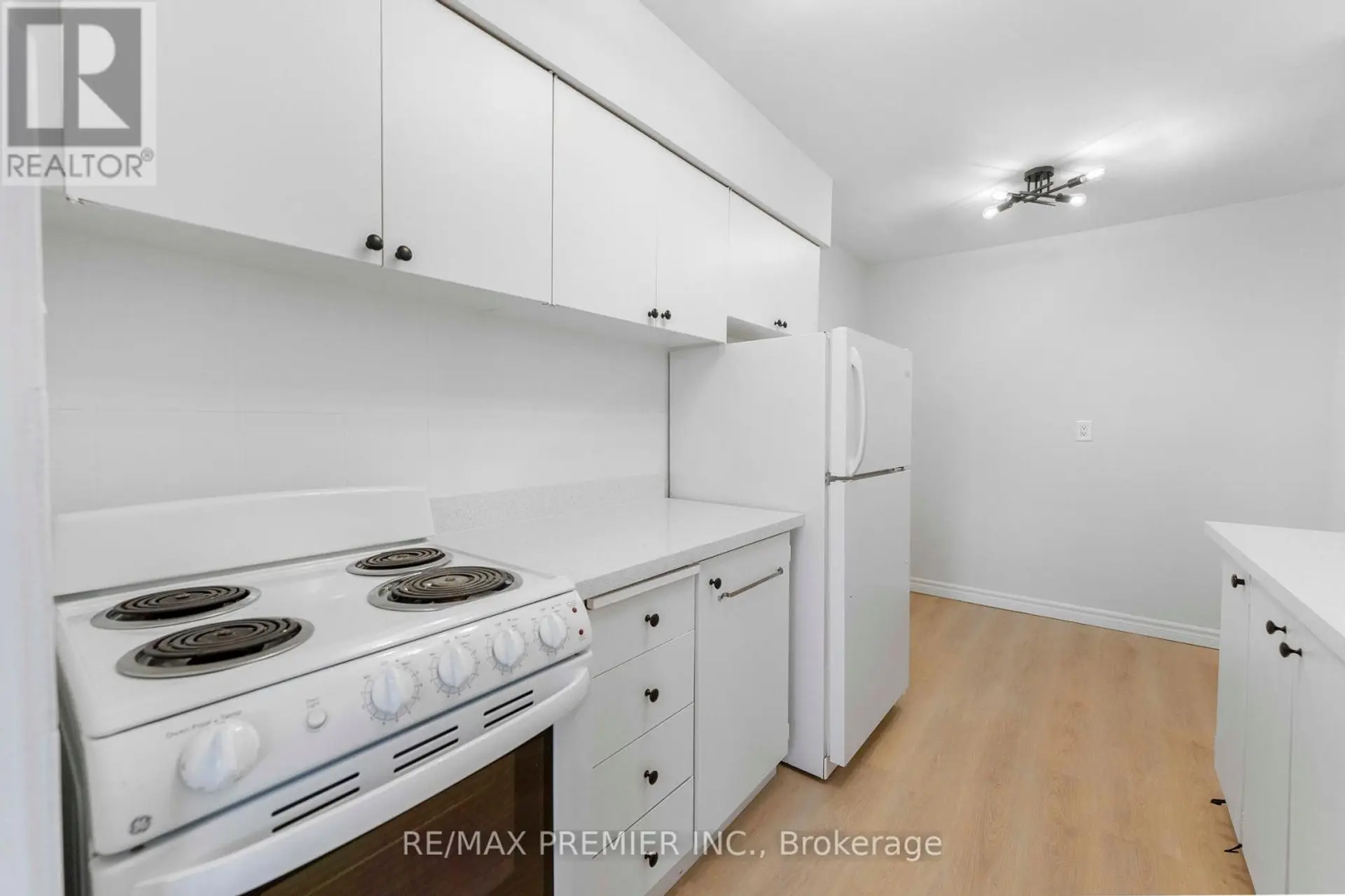 #105 5 FRITH ROAD - Image 11