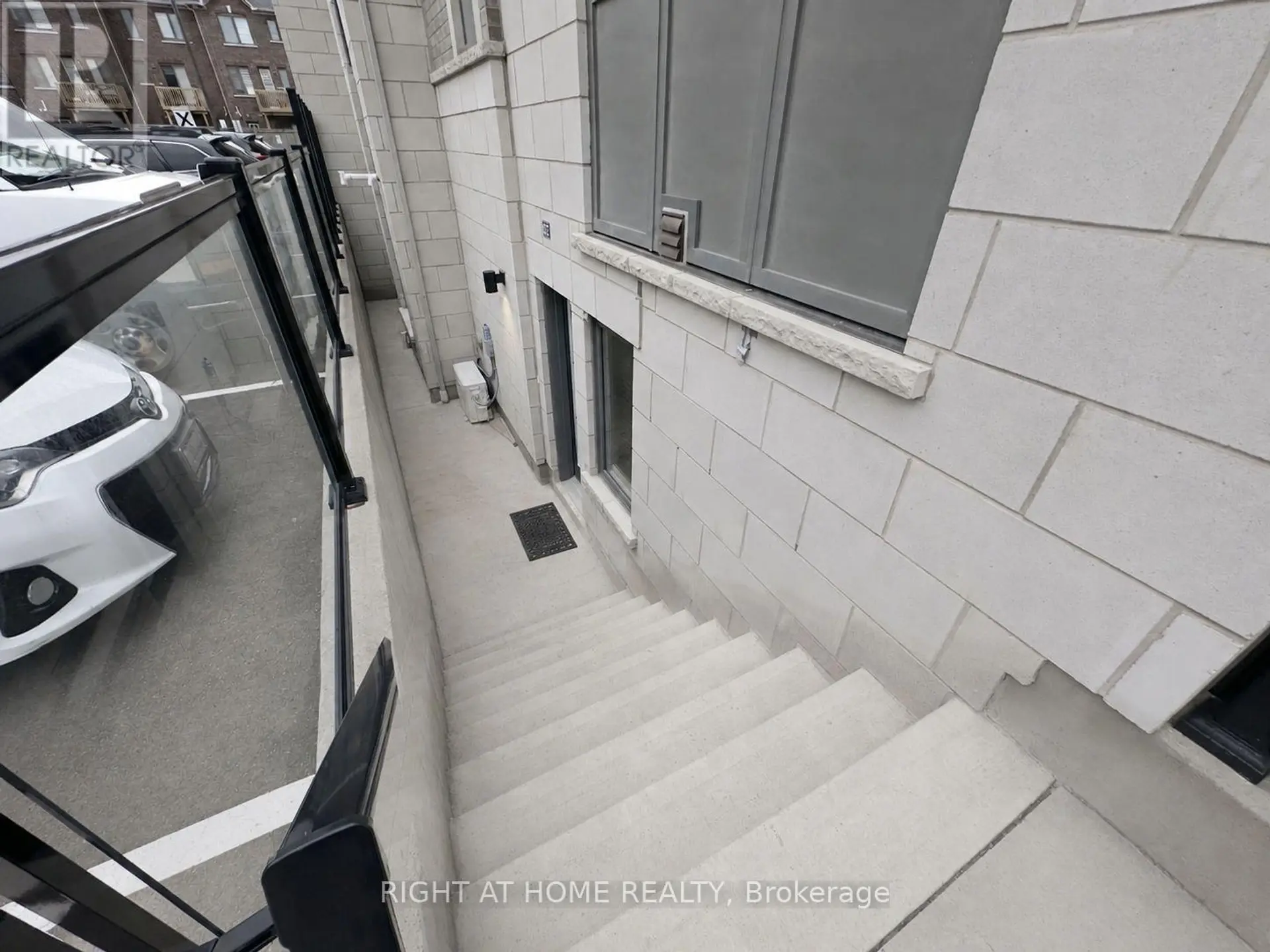 #602 50 HALLIFORD PLACE - Image 2