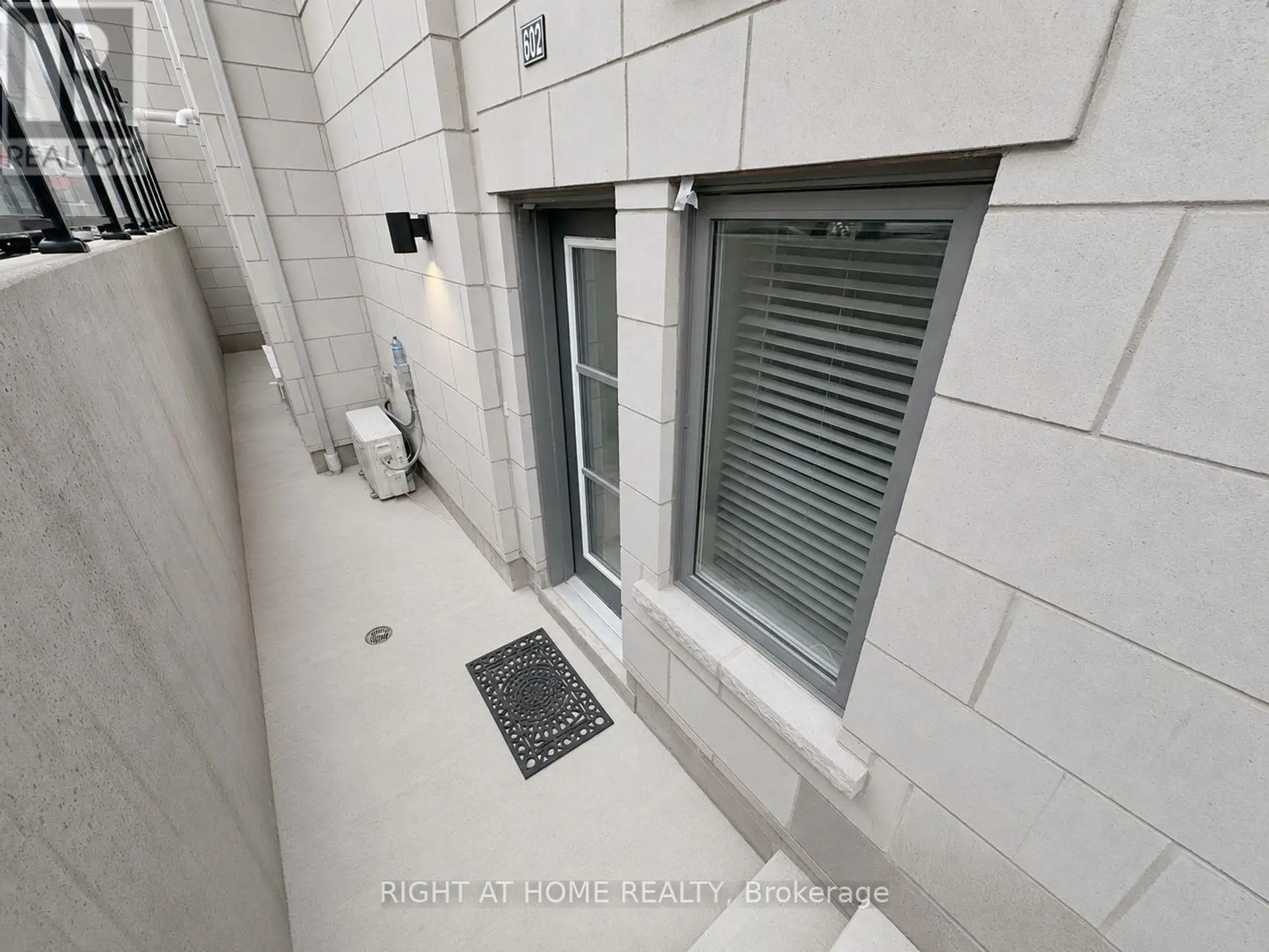 #602 50 HALLIFORD PLACE - Image 3