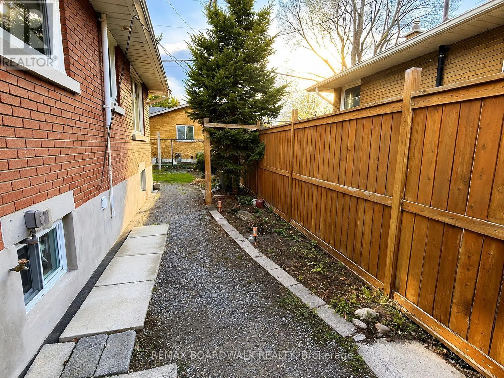 625 CLARKE AVENUE - Image 14