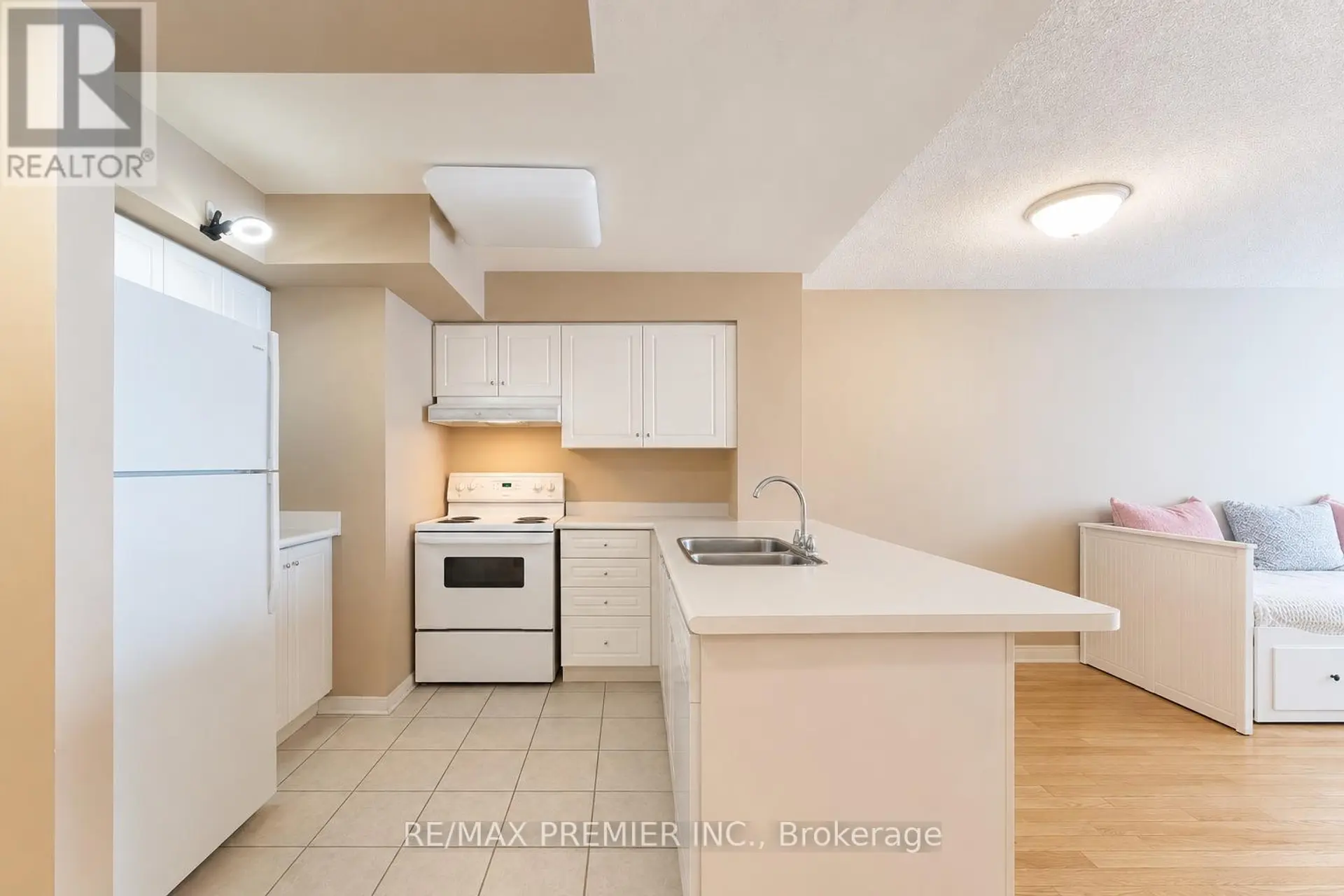 #504 19 NORTHERN HEIGHTS DRIVE - Image 2