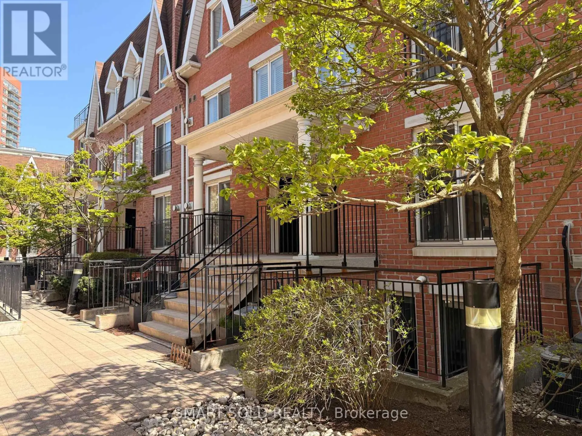#725 10 LAIDLAW STREET - Image 1