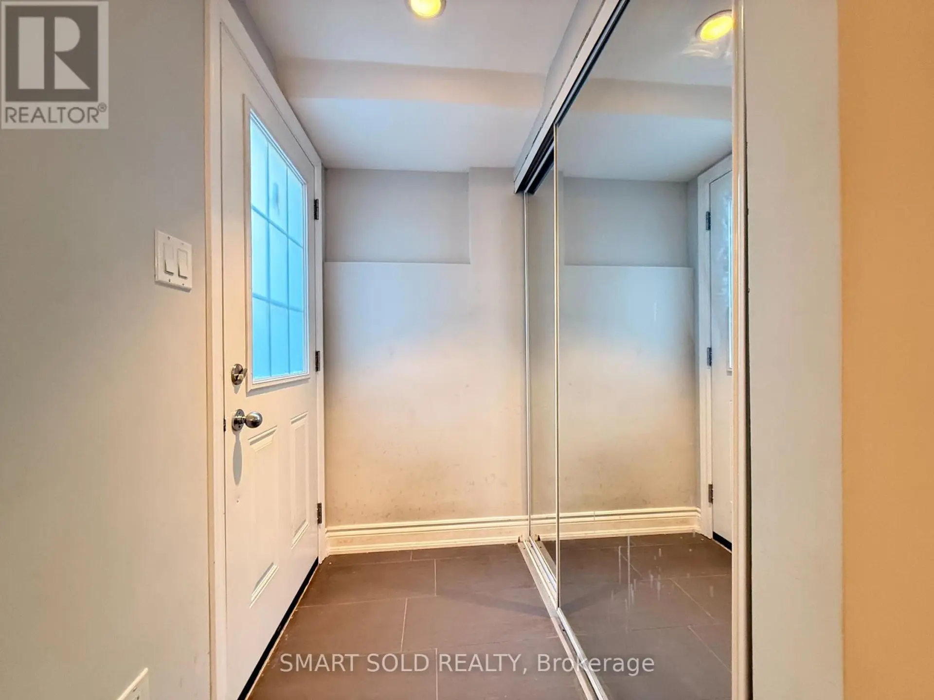 #725 10 LAIDLAW STREET - Image 11