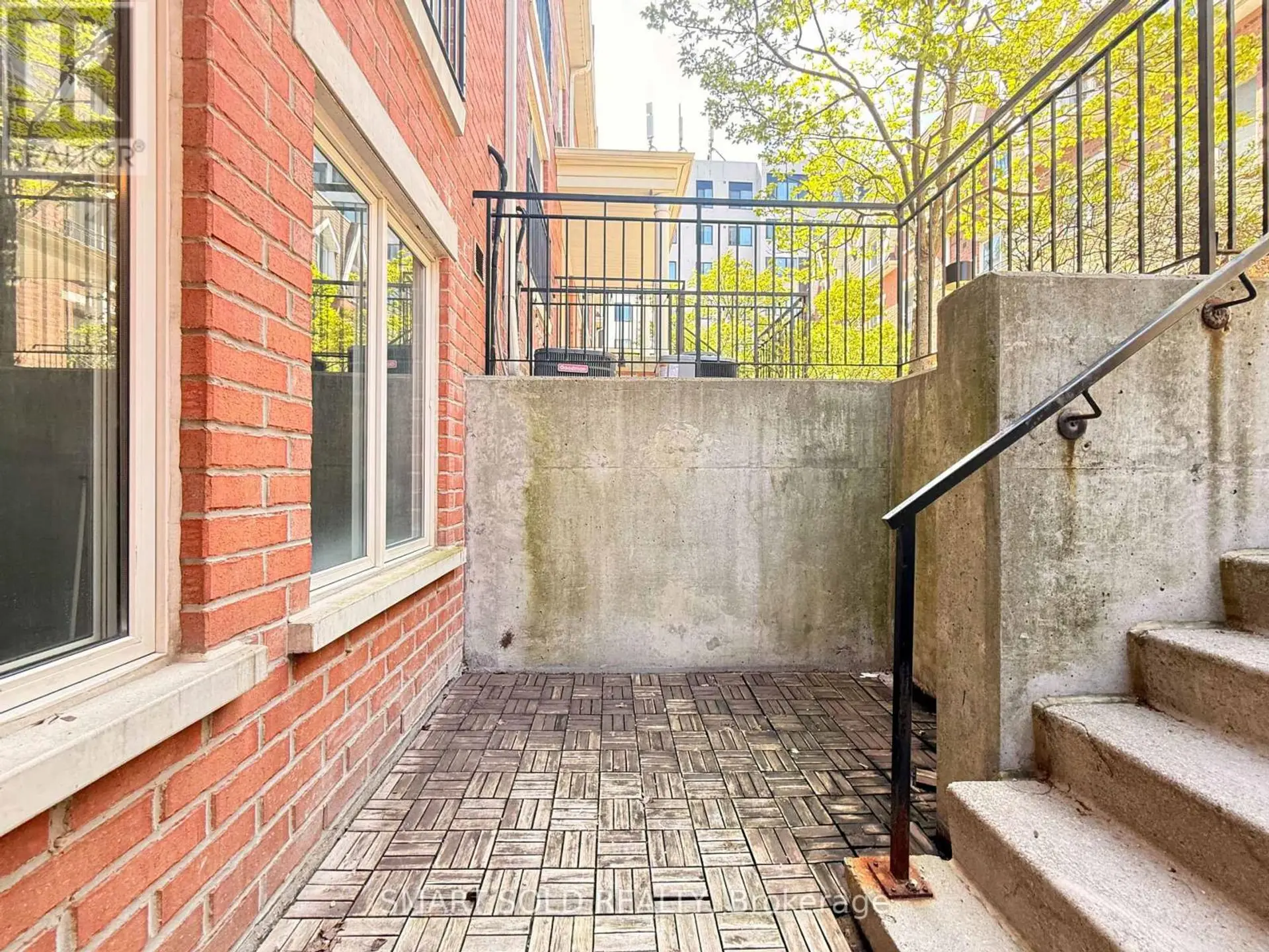 #725 10 LAIDLAW STREET - Image 14