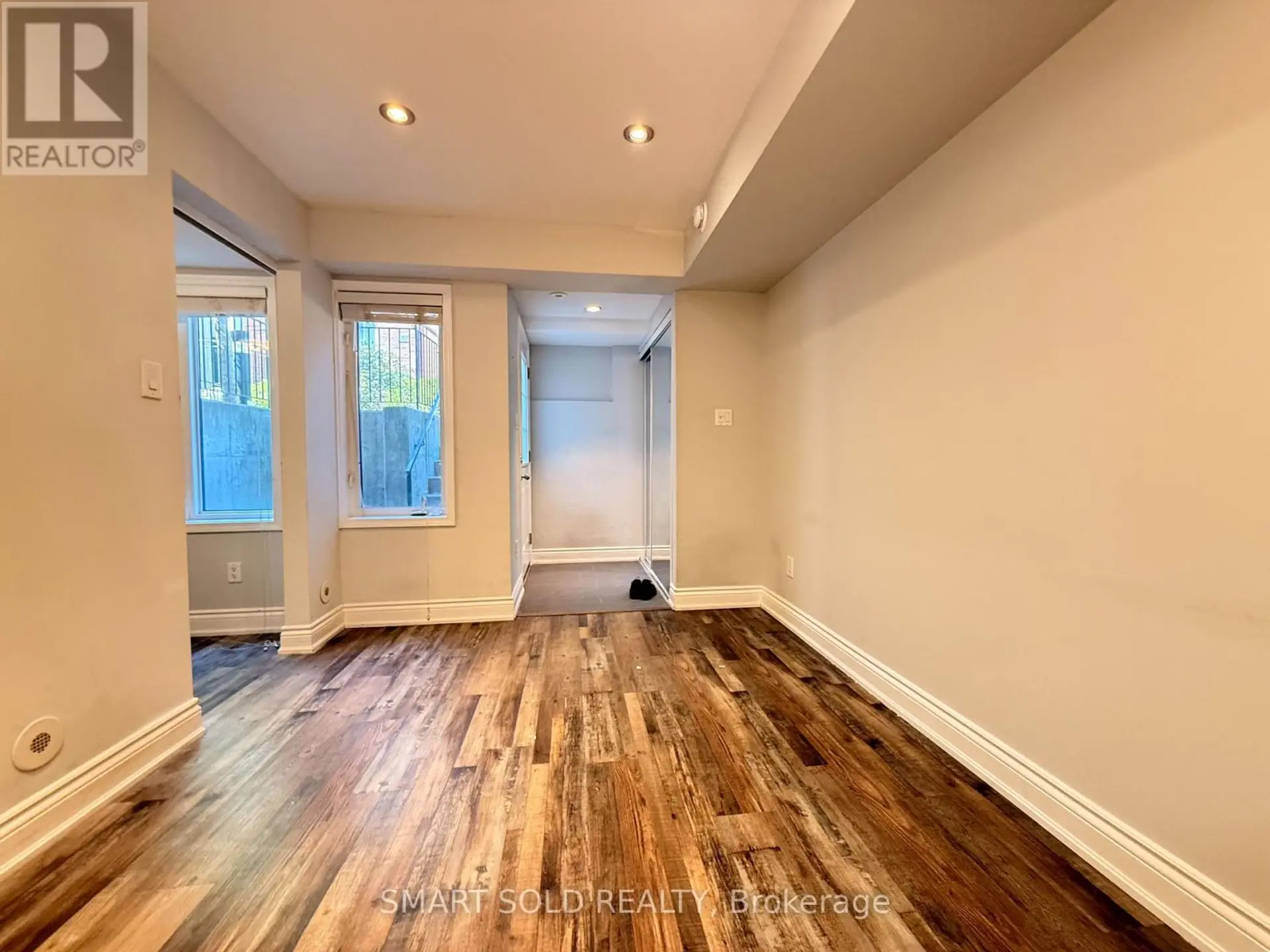 #725 10 LAIDLAW STREET - Image 7