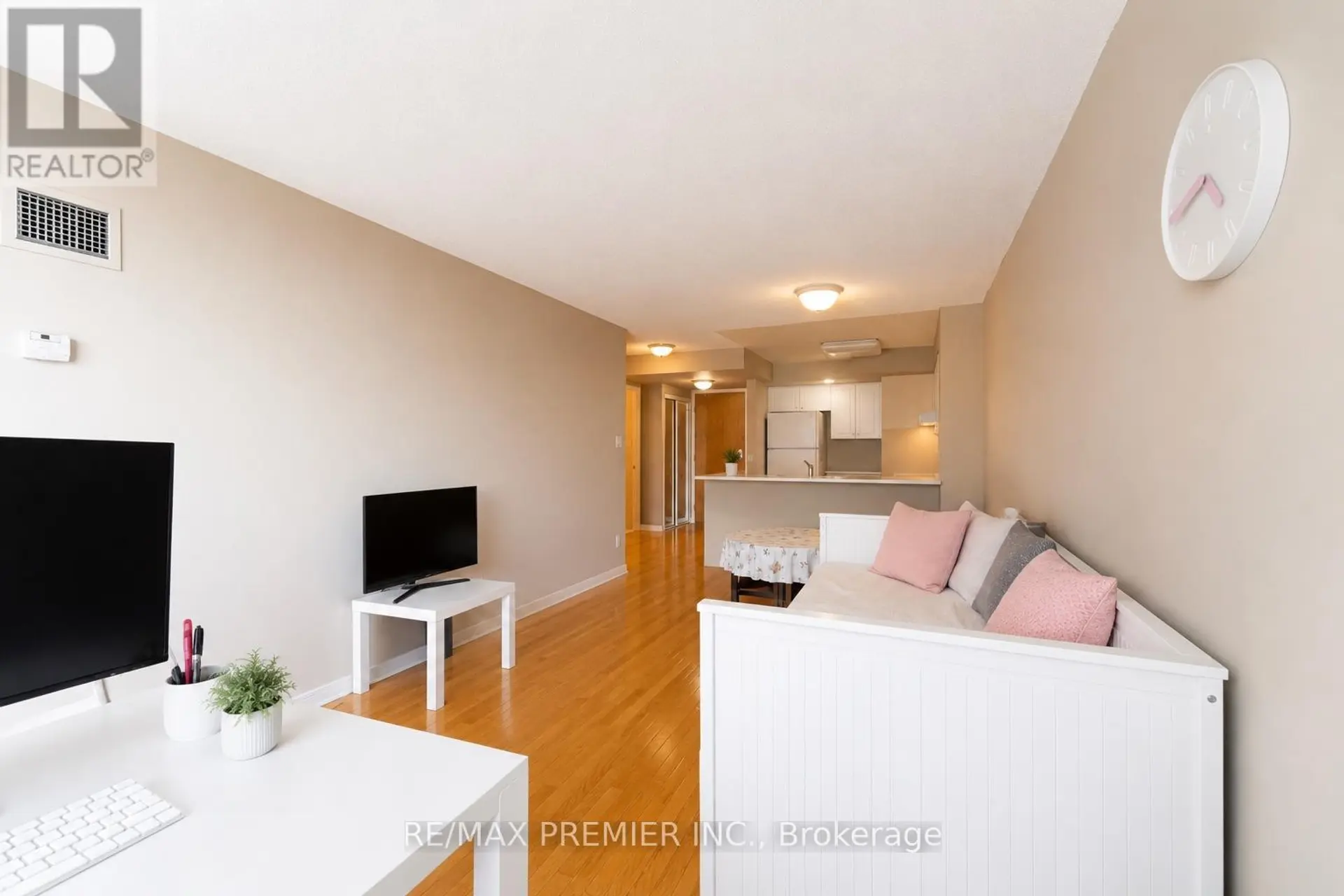 #504 19 NORTHERN HEIGHTS DRIVE - Image 4