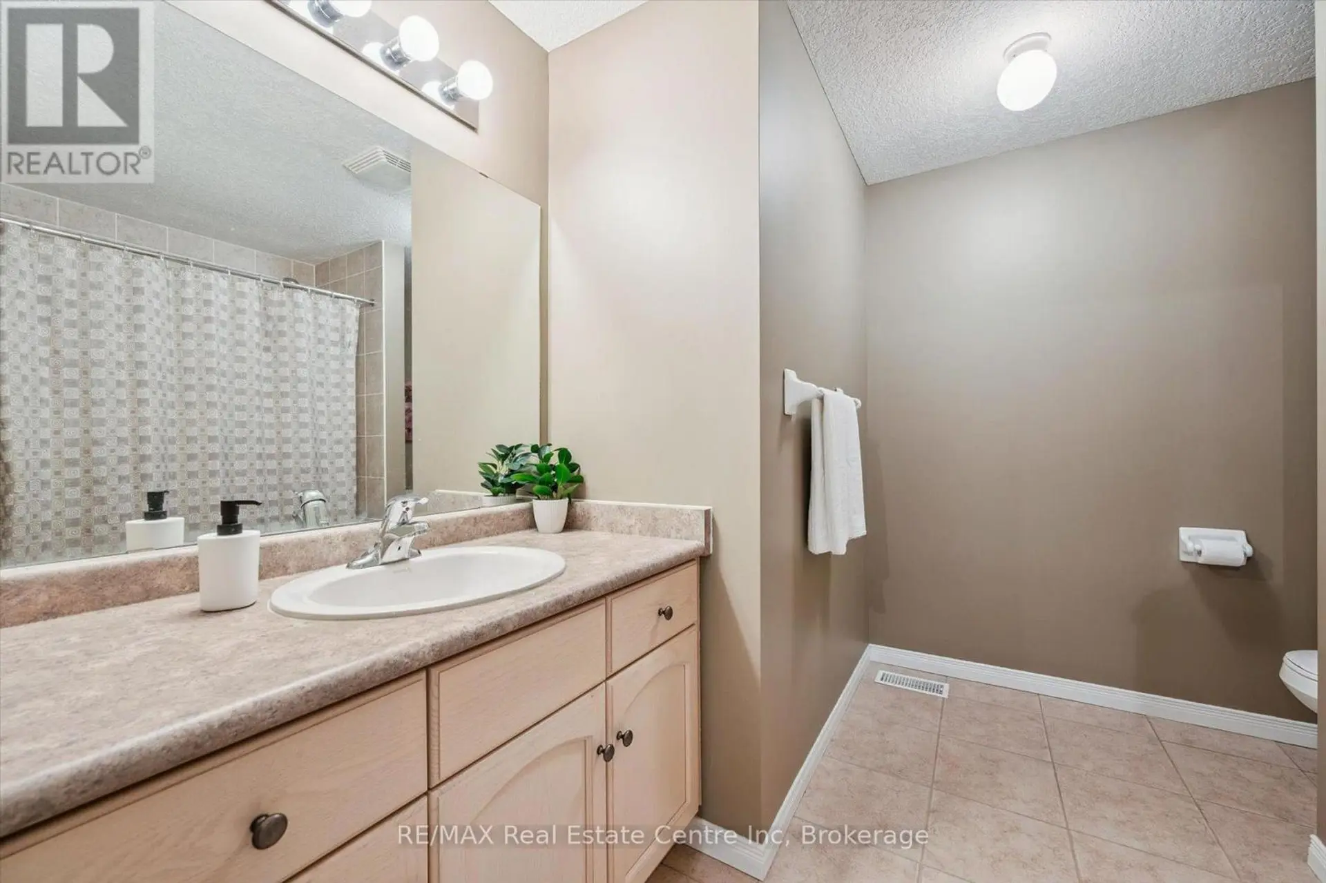 #38 210 DAWN AVENUE - Image 10