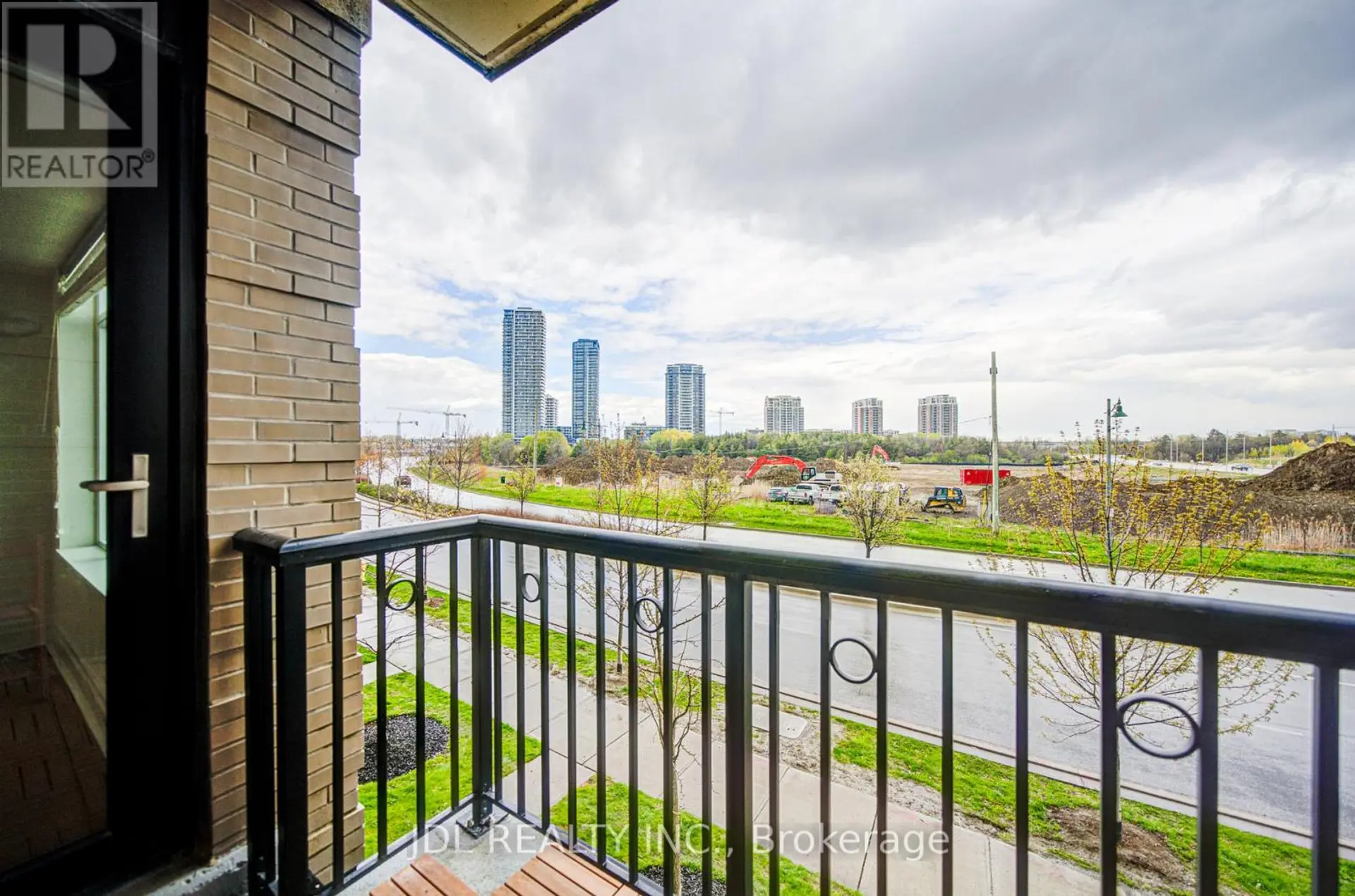 #214 111 UPPER DUKE CRESCENT - Image 11