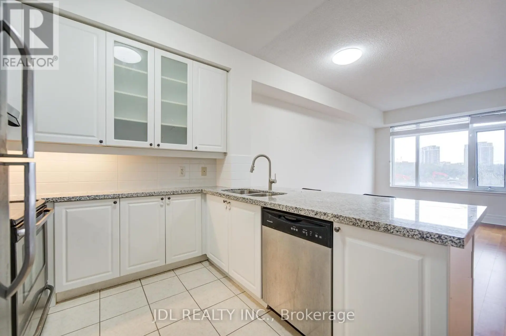 #214 111 UPPER DUKE CRESCENT - Image 5