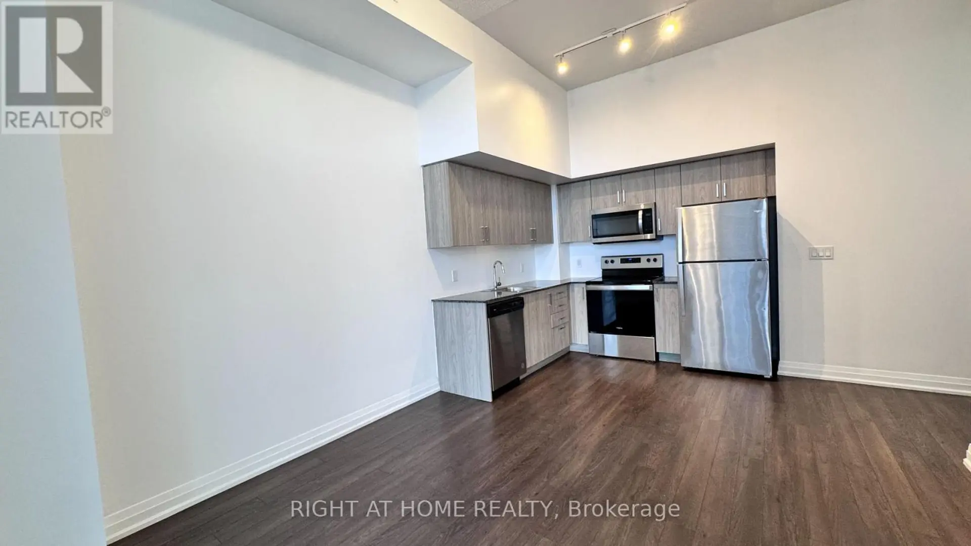 #824 20 MEADOWGLEN PLACE - Image 13
