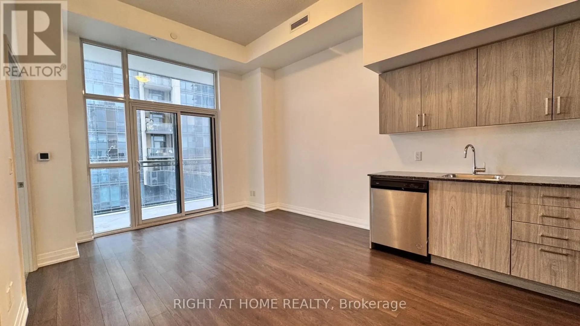 #824 20 MEADOWGLEN PLACE - Image 15
