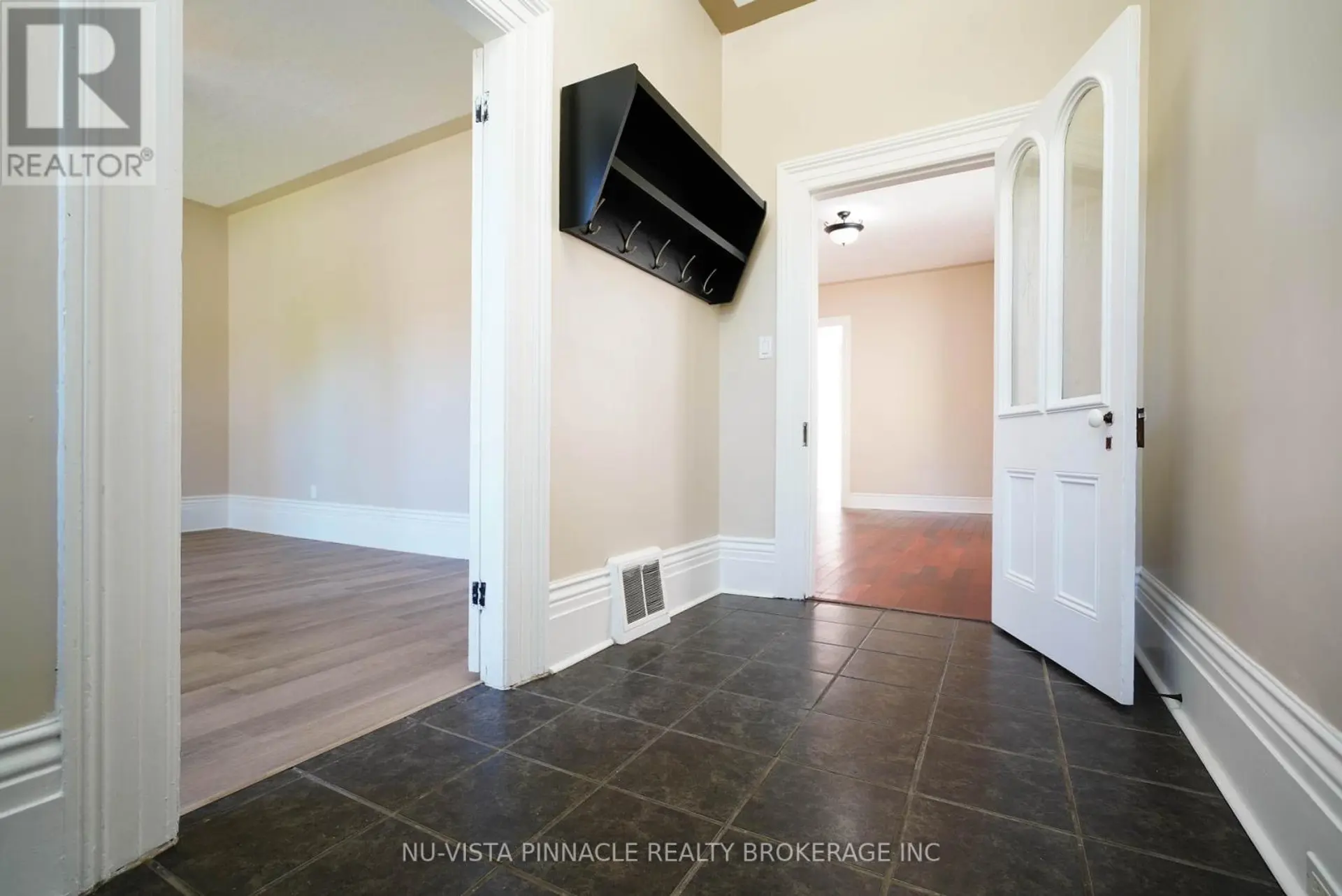 571 DUFFERIN AVENUE - Image 2
