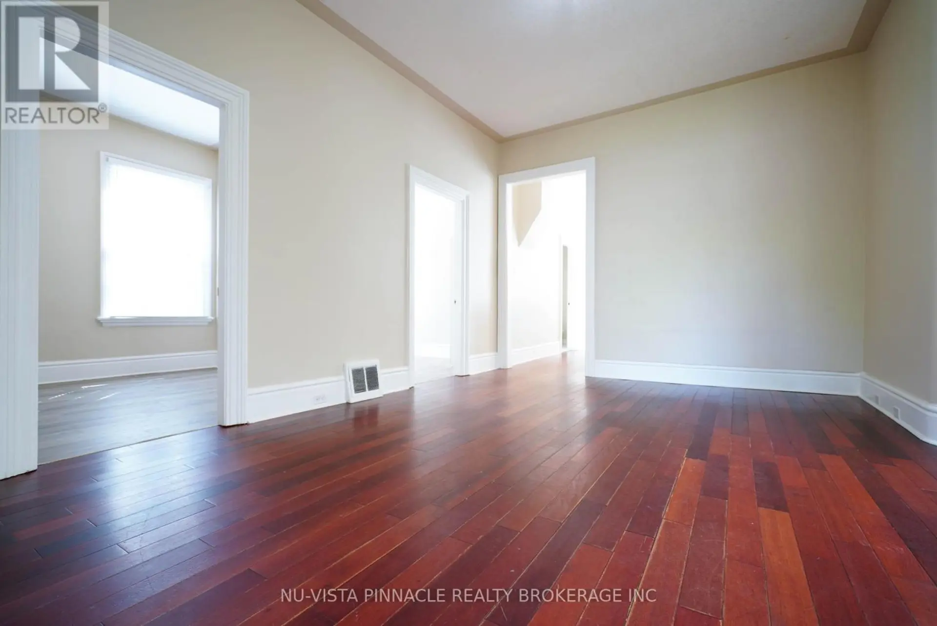 571 DUFFERIN AVENUE - Image 3