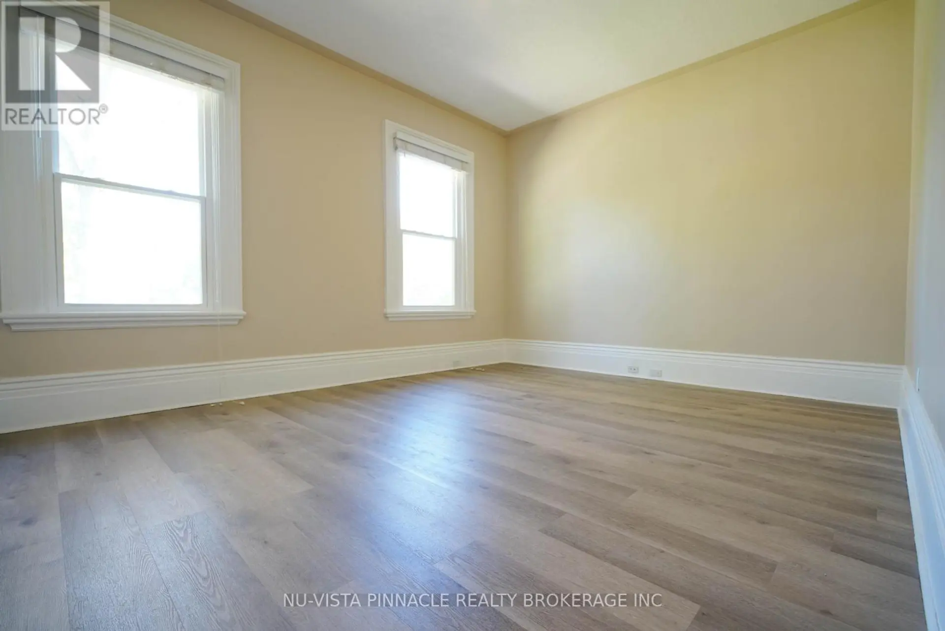 571 DUFFERIN AVENUE - Image 13