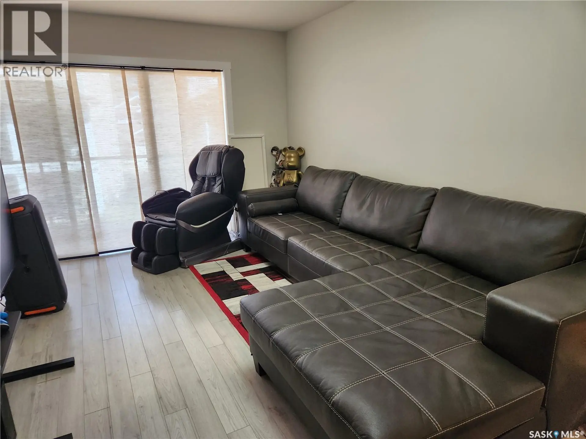 #212 315 Dickson CRESCENT - Image 4