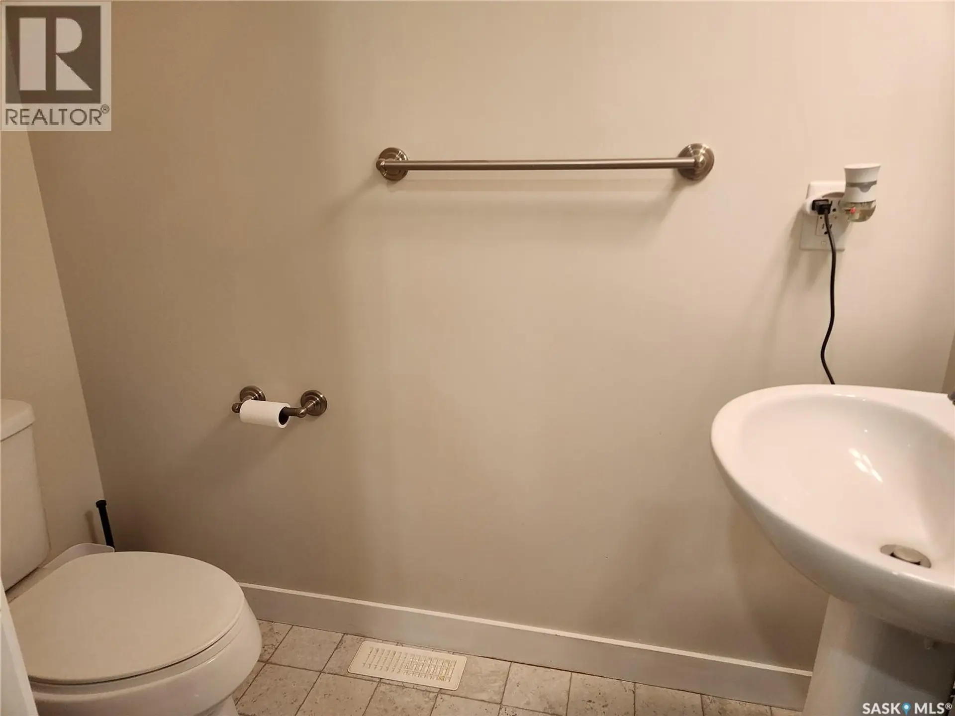#212 315 Dickson CRESCENT - Image 6