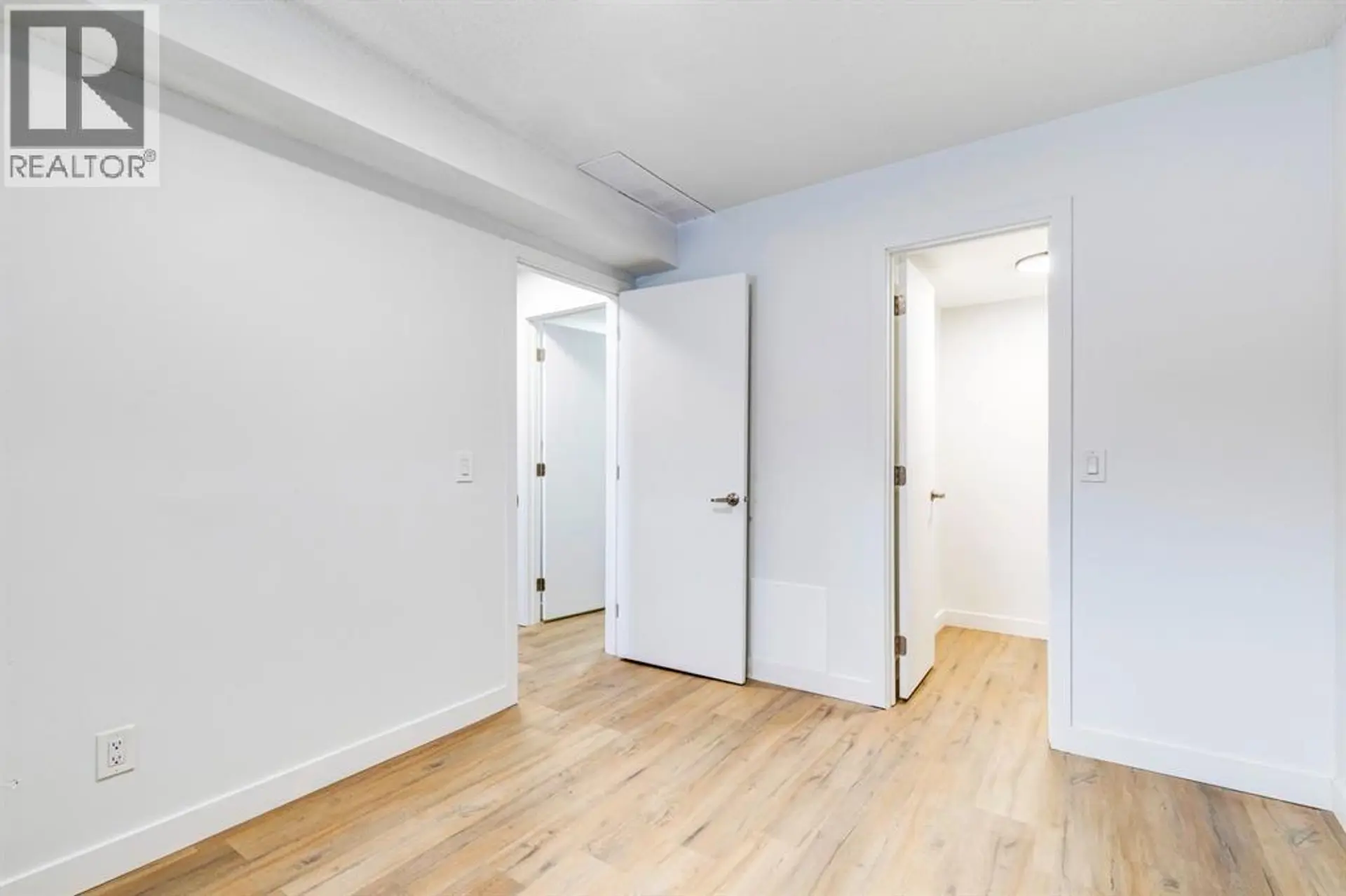 #B 1415 44 Street SE - Image 13