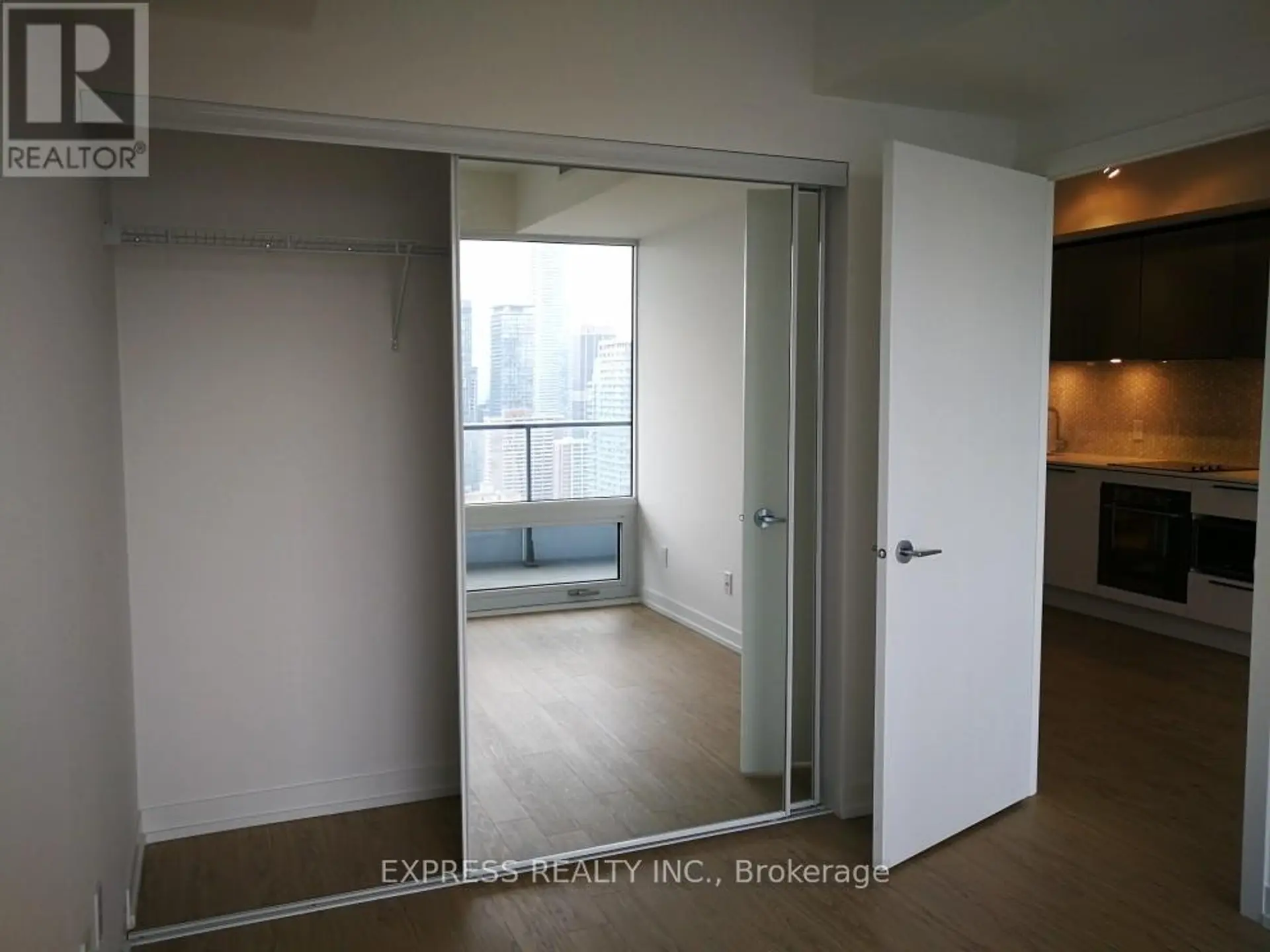 #4207 85 WOOD STREET - Image 6