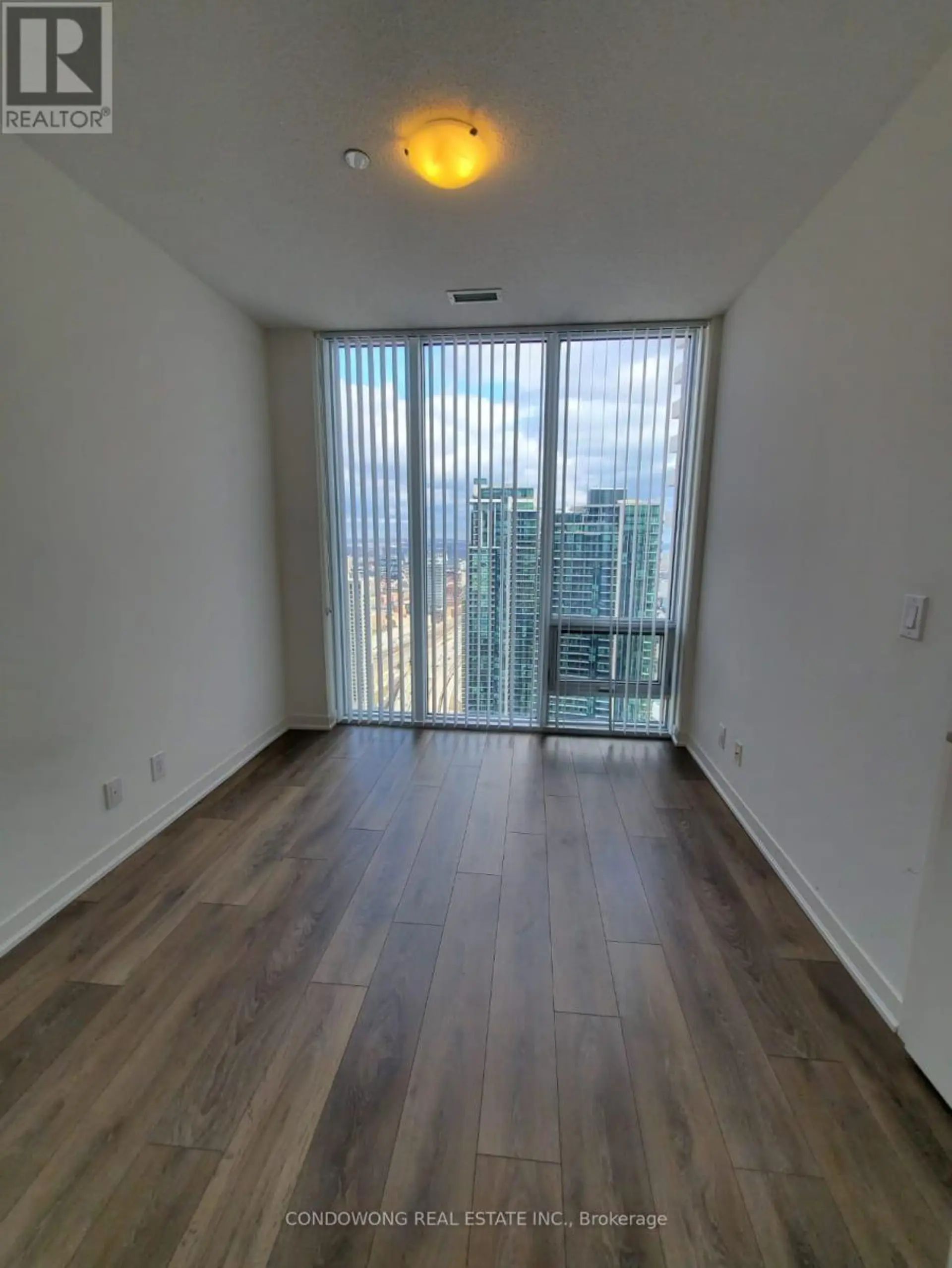 #4905 100 HARBOUR STREET - Image 4