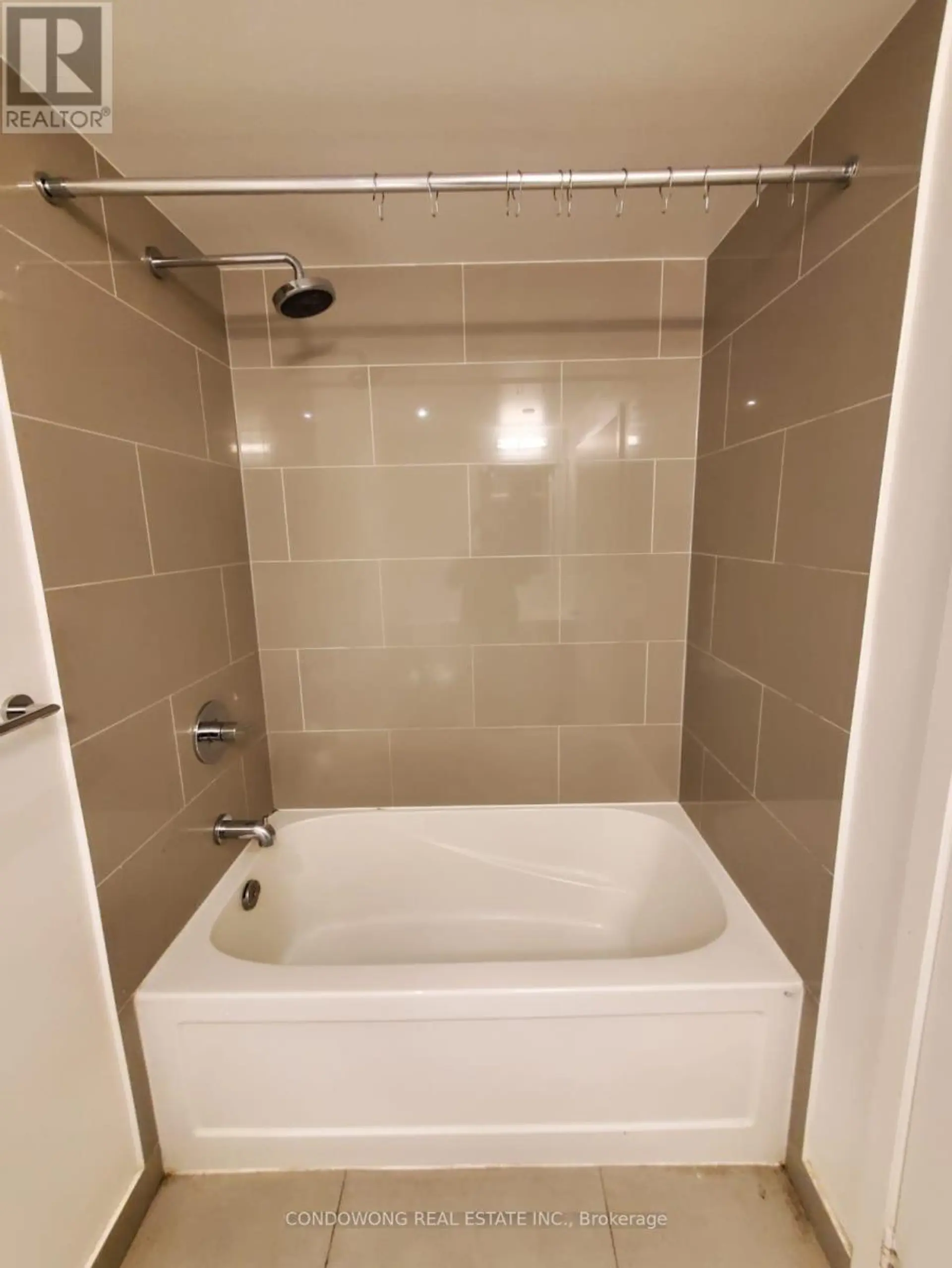 #4905 100 HARBOUR STREET - Image 7