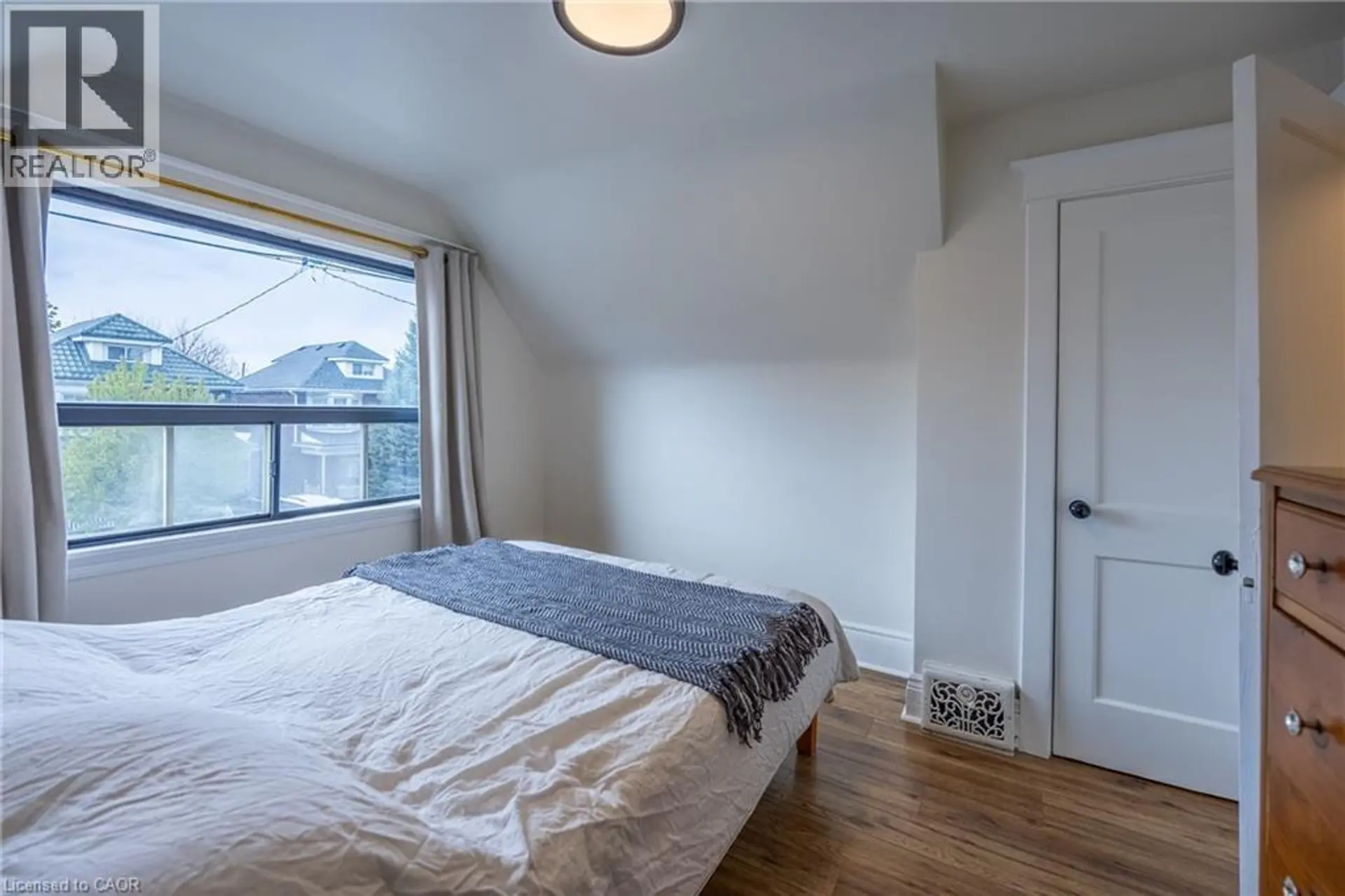 158 BALSAM Avenue N - Image 11
