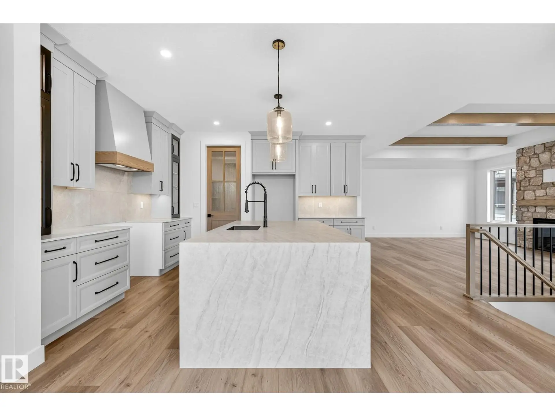 3912 40 ST - Image 5