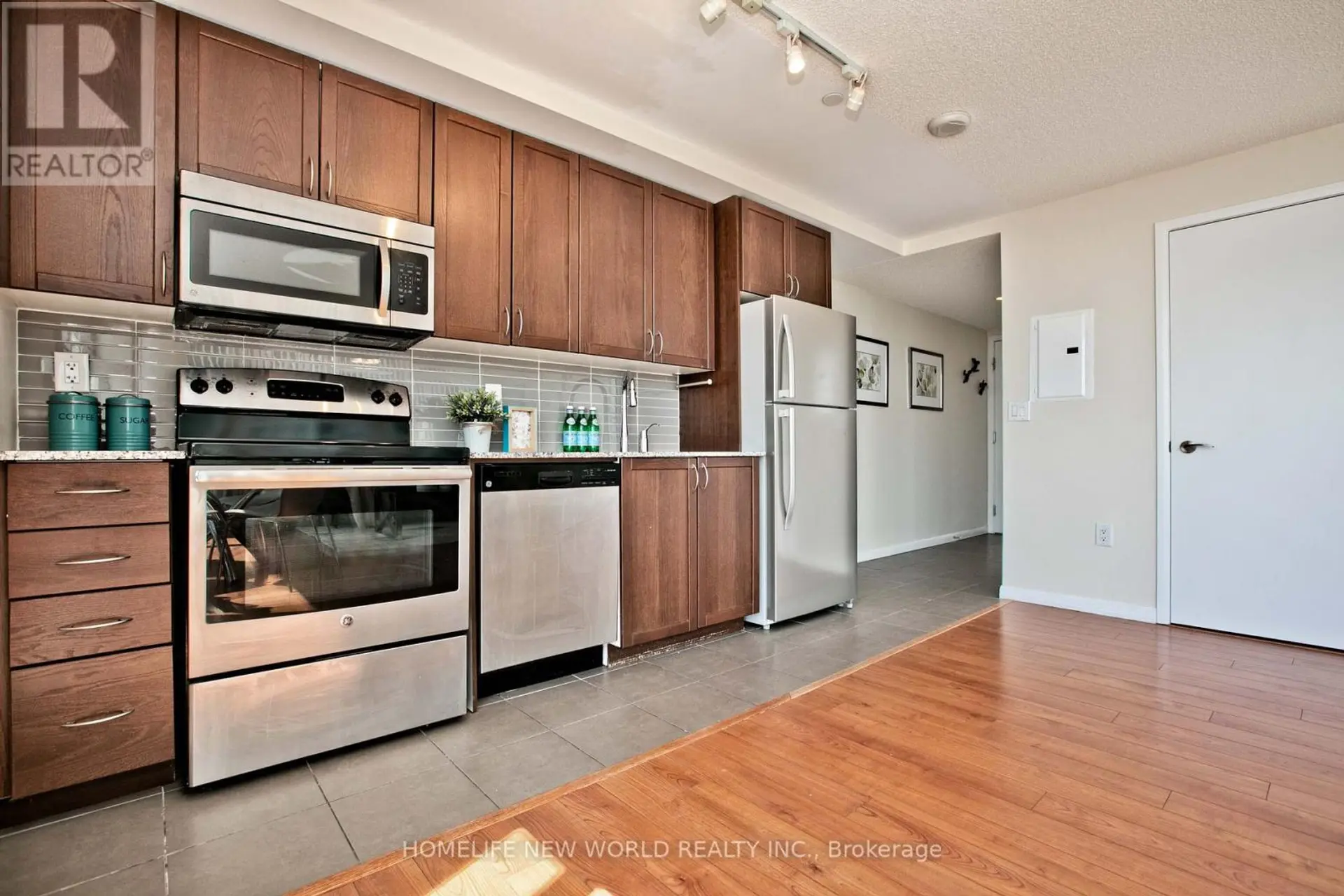 #836 830 LAWRENCE AVENUE W - Image 10