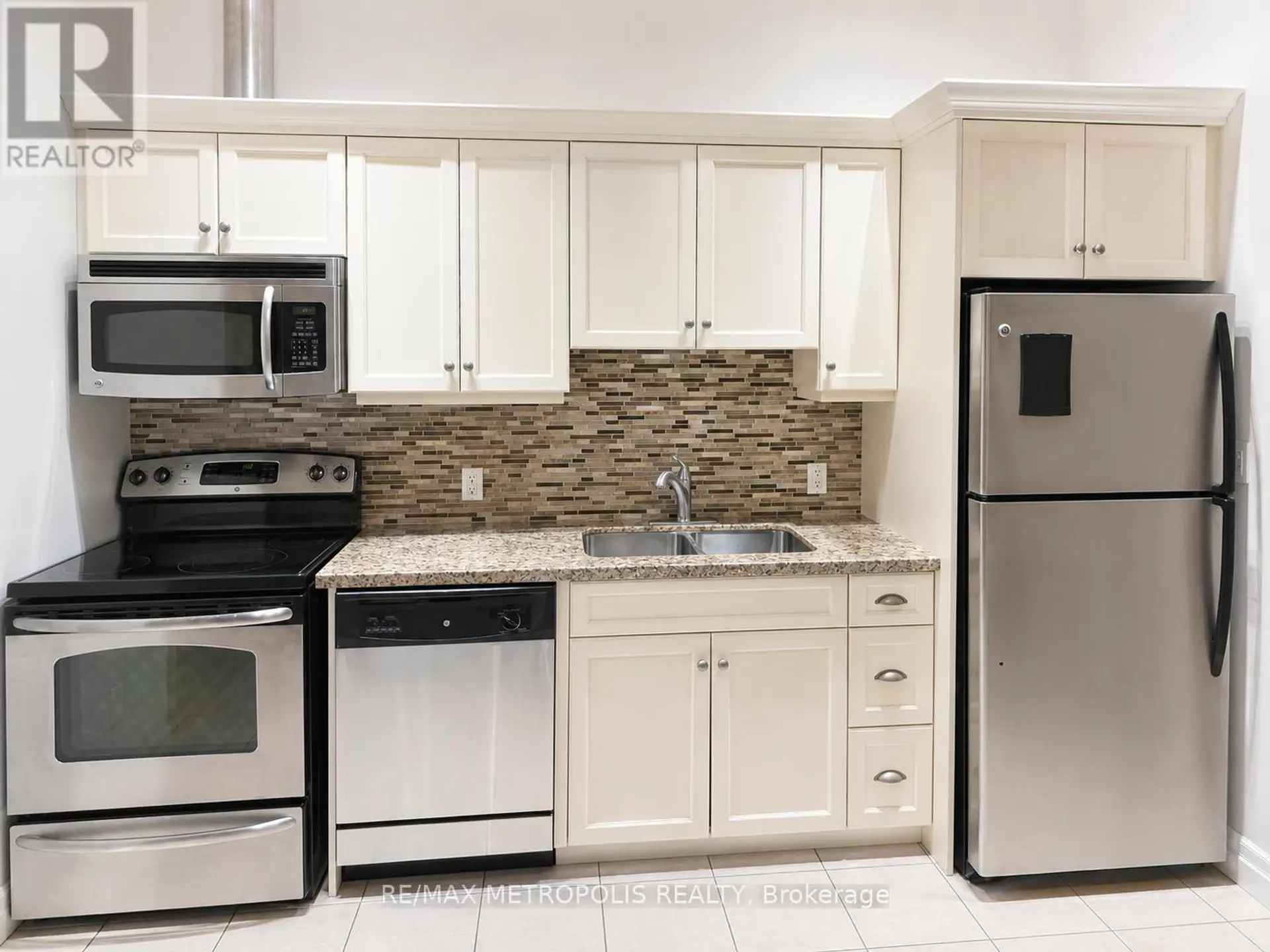 #110 25 CONCESSION STREET - Image 4
