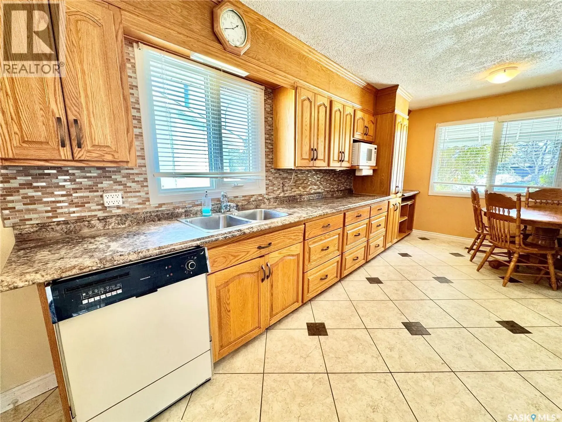 586 Laurier DRIVE - Image 2