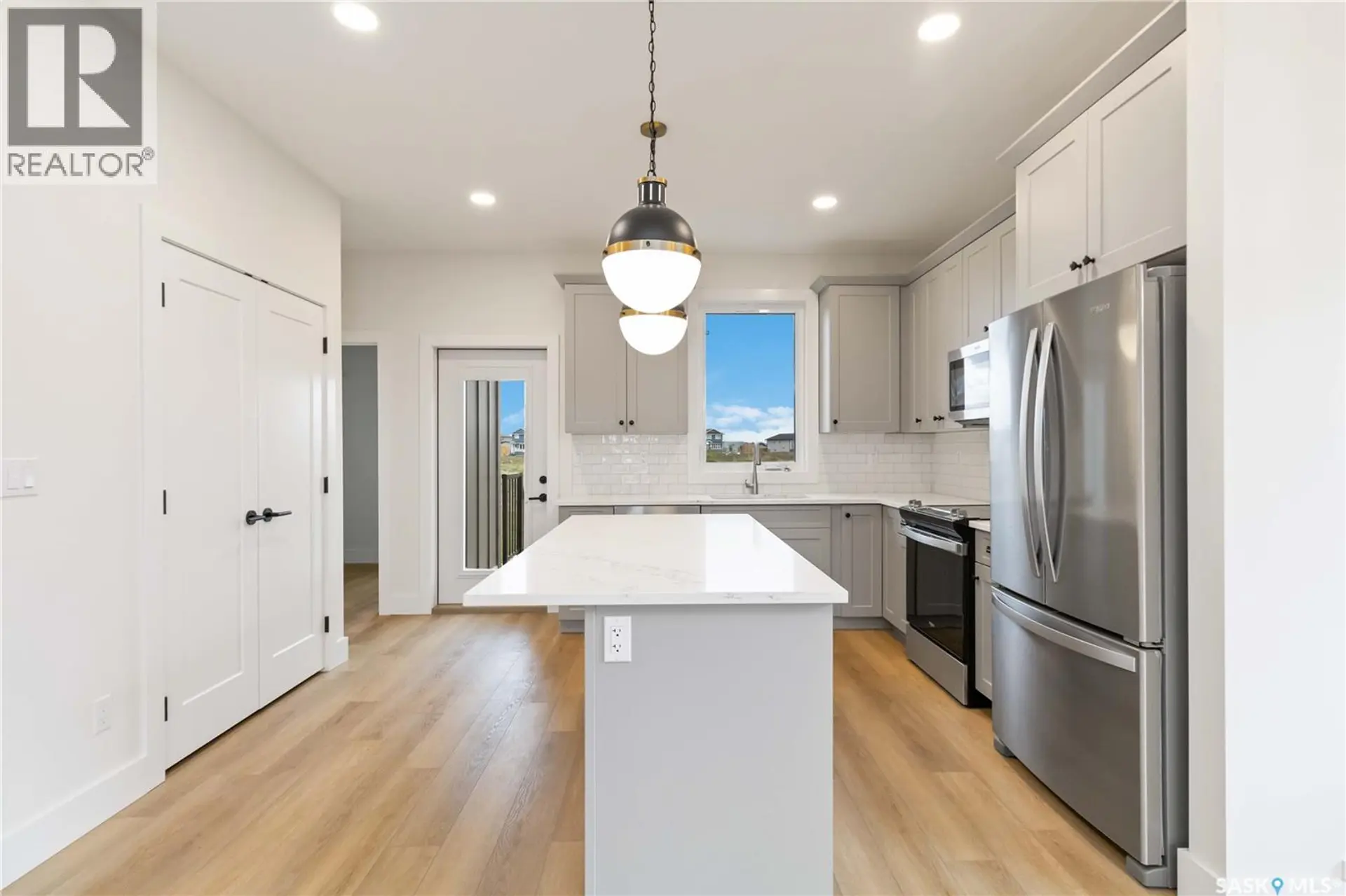 #40 105 Hathway CRESCENT - Image 4