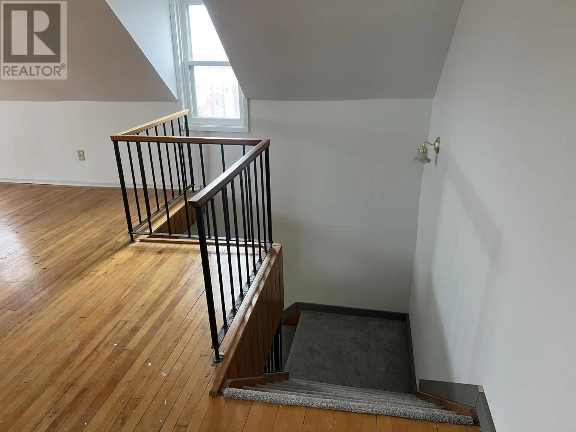 209 Wellington ST - Image 13