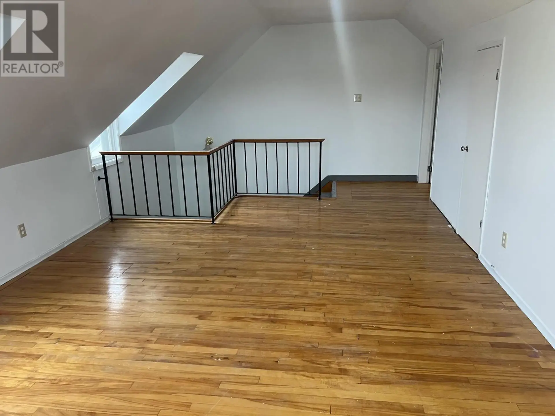 209 Wellington ST - Image 15