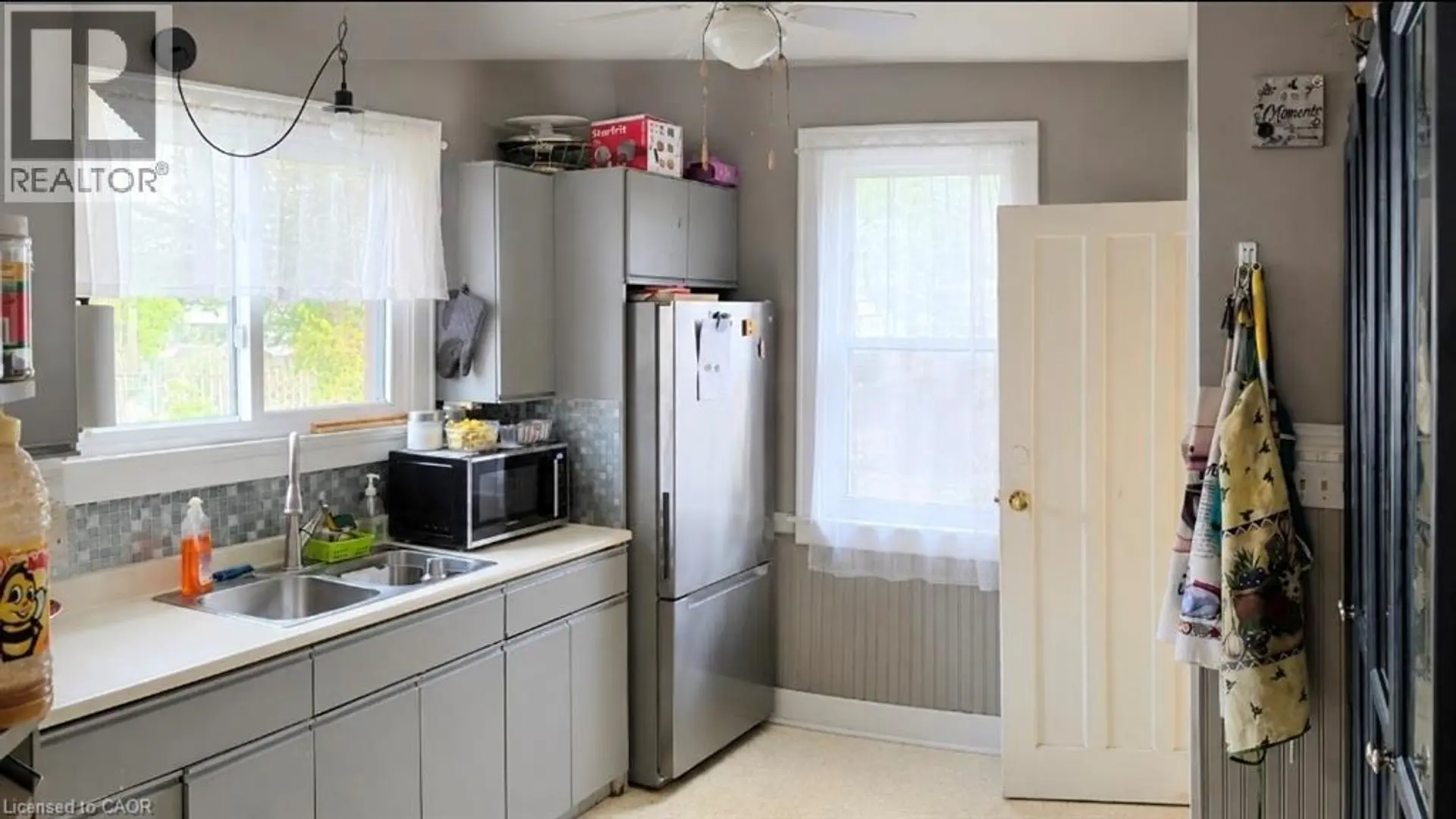 206 ROBINSON Street - Image 2