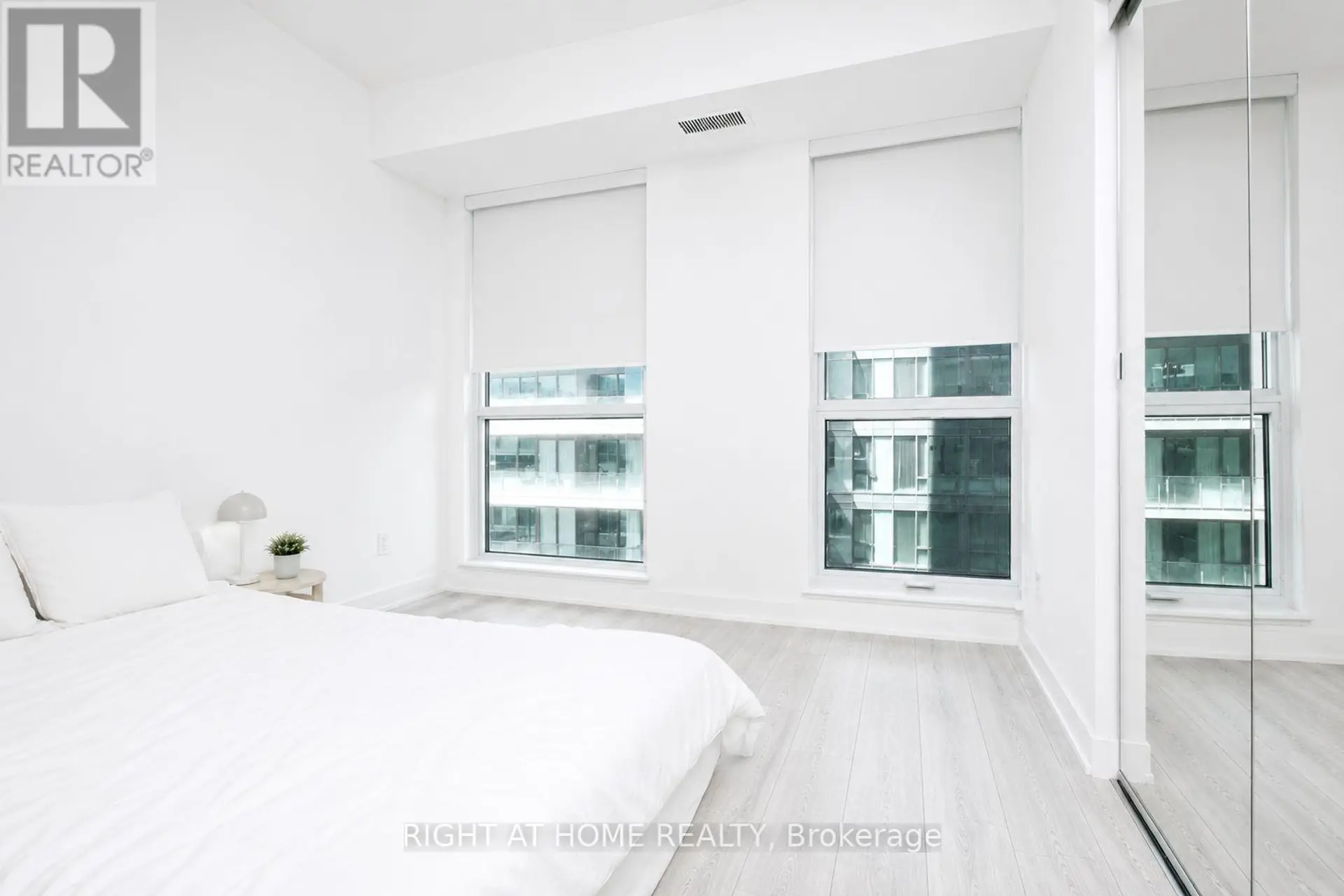 #1505 327 KING STREET - Image 9