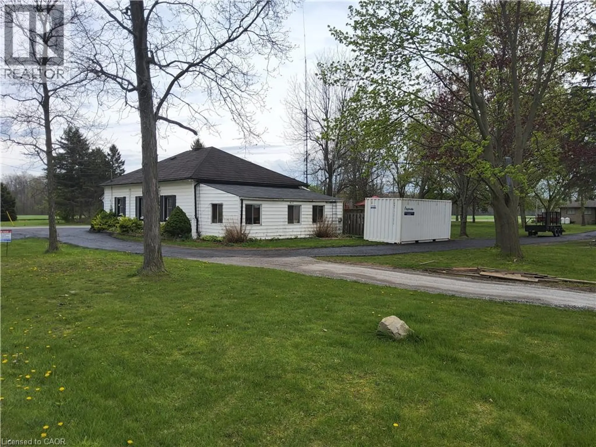 740 HILLCREST Road - Image 1