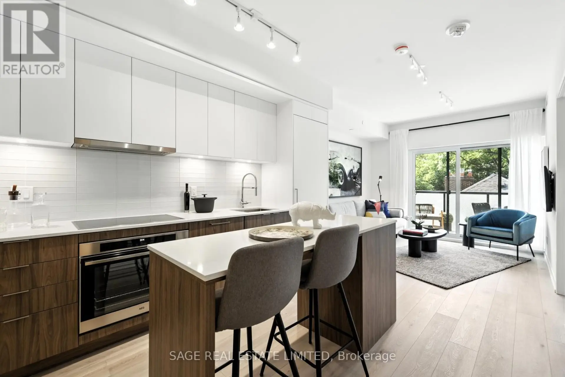 #206 863 ST CLAIR AVENUE W - Image 2