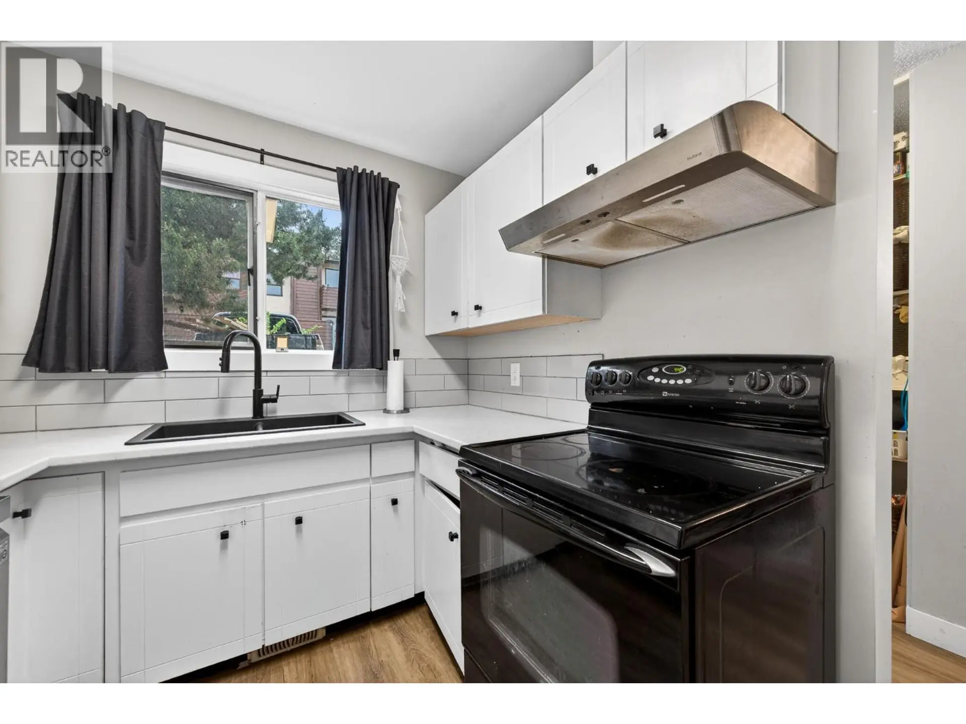 #9 250 Pemberton Terrace - Image 10