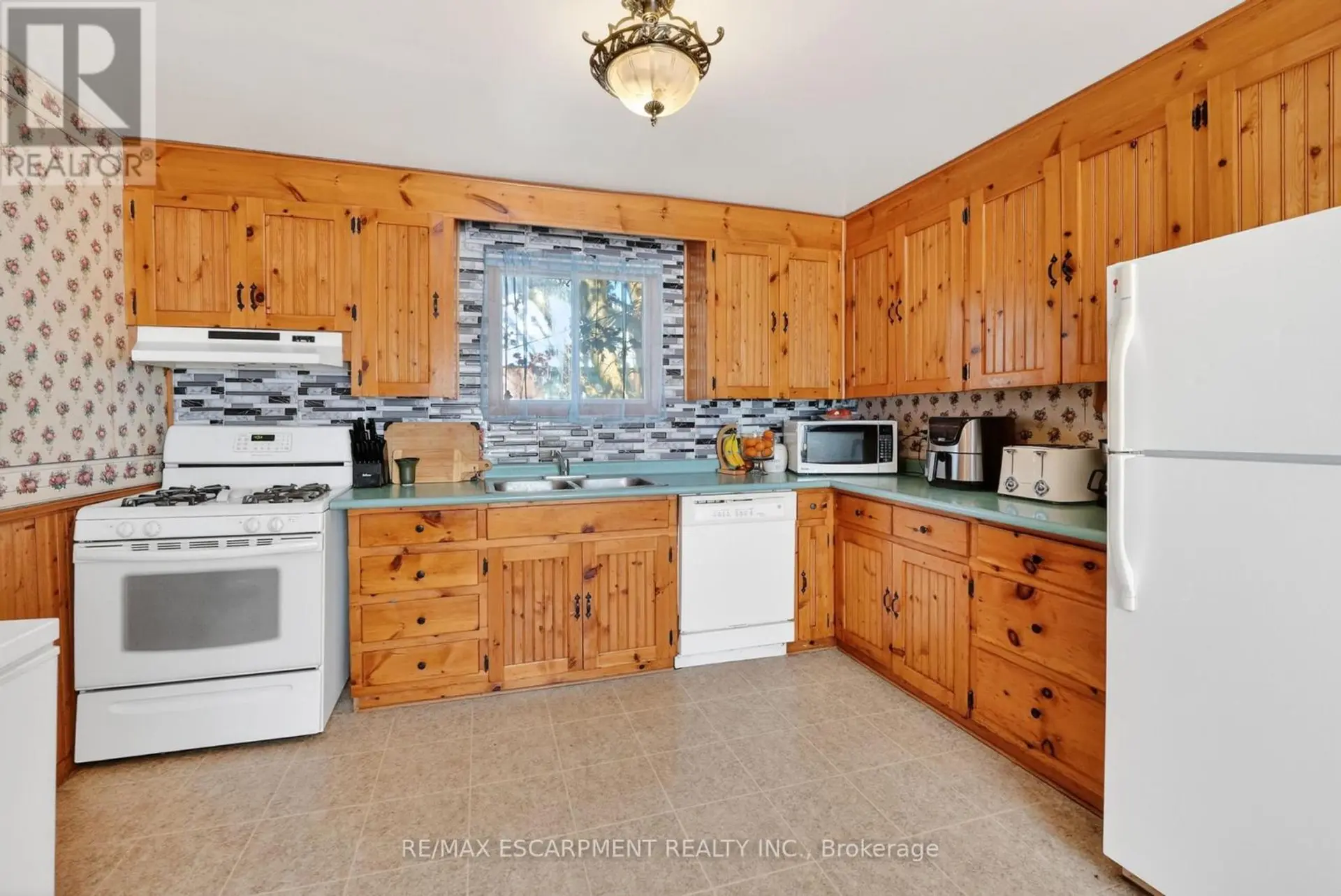520 ALDER STREET E - Image 6