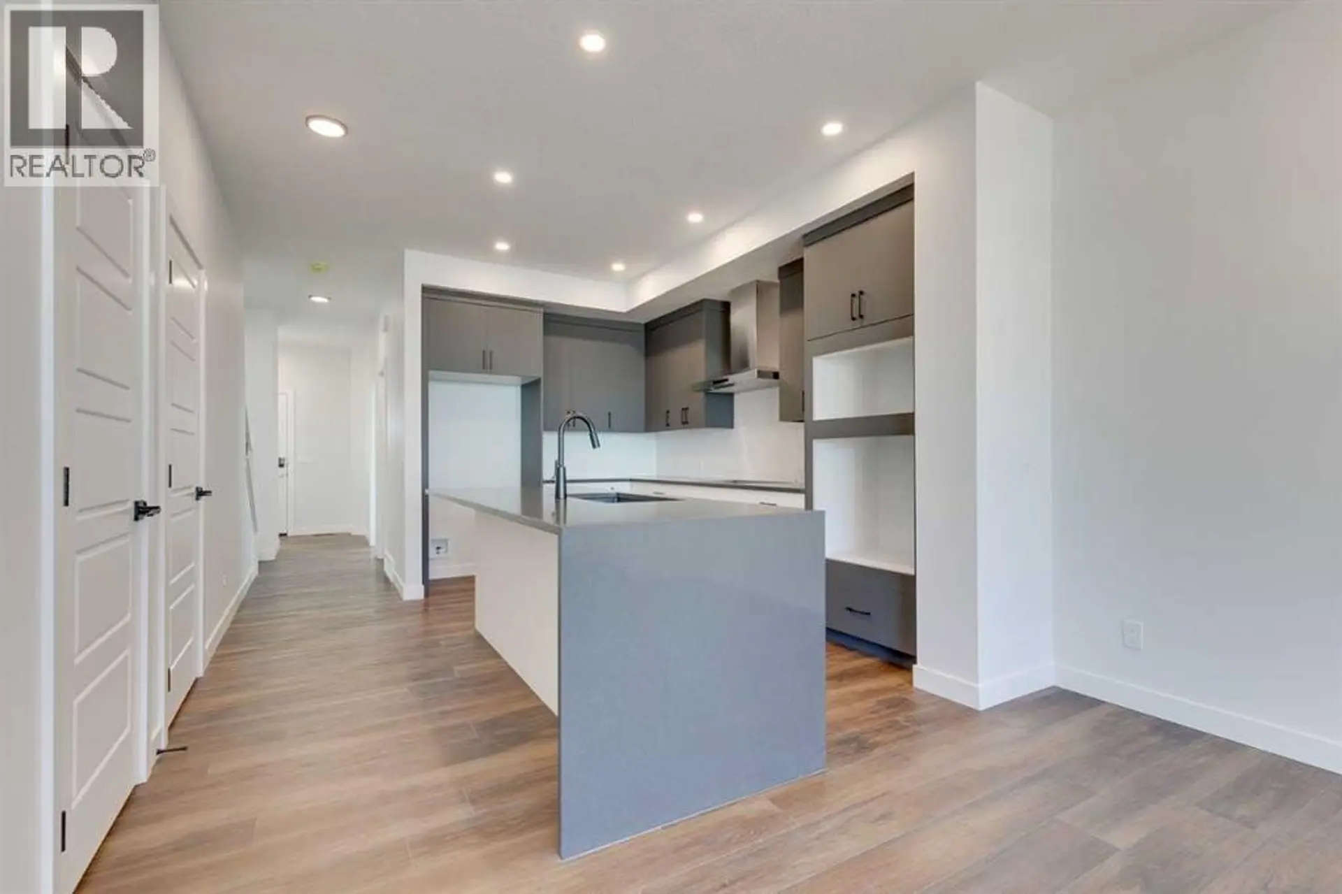 182 Lanark Gate SE - Image 2