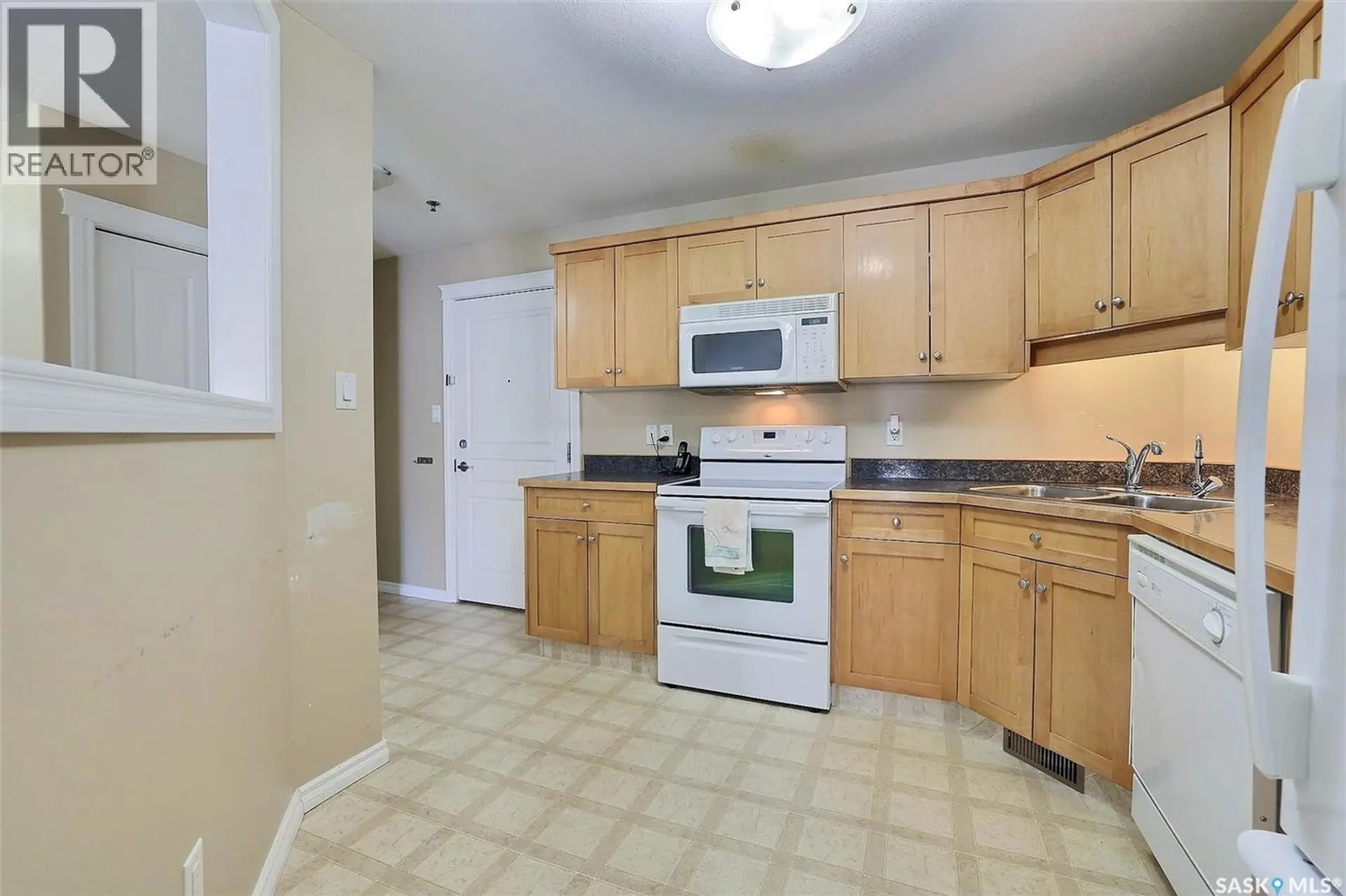 #205 3946 Robinson STREET - Image 5