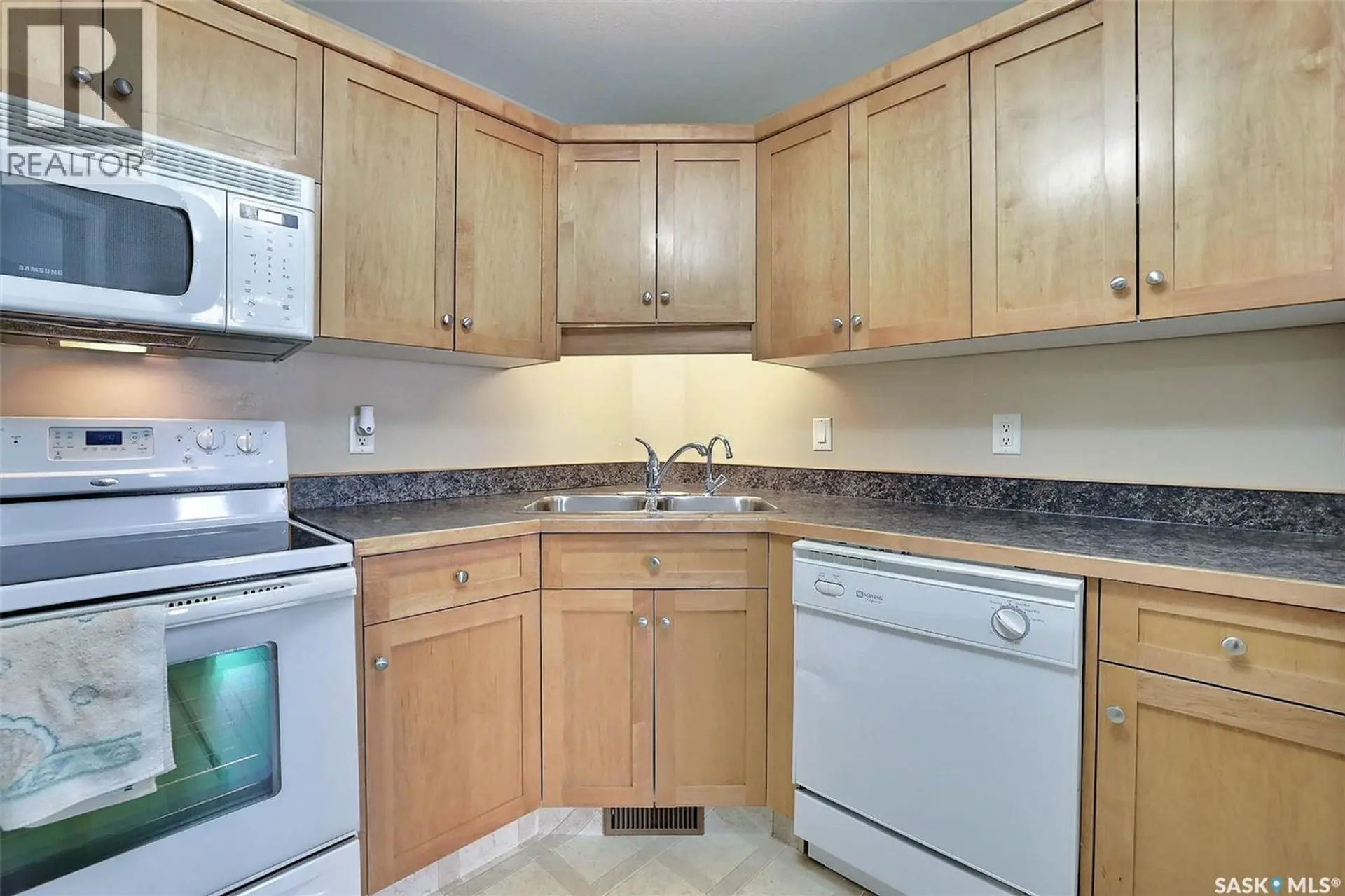 #205 3946 Robinson STREET - Image 6